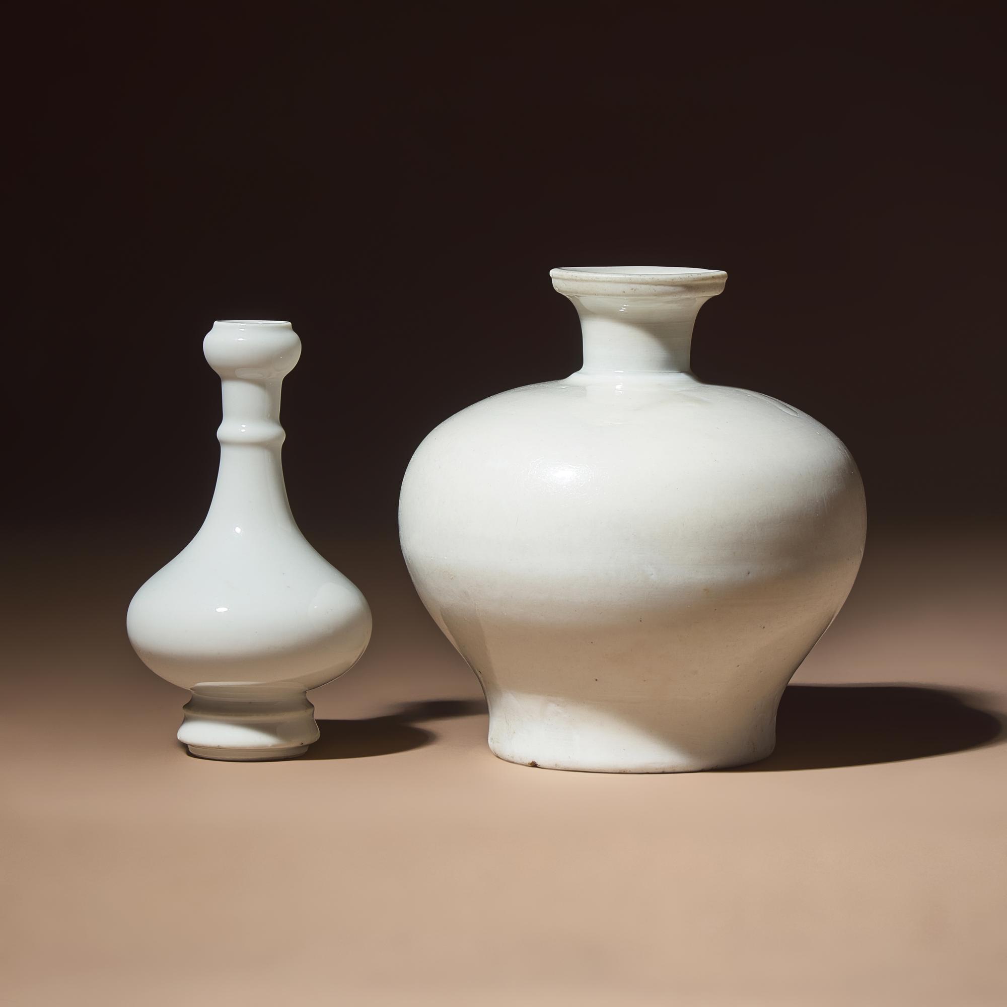 Two Chinese Blanc-de-Chine Porcelain Vases, 17th-18th Century — 清早期 德化白瓷瓶兩件