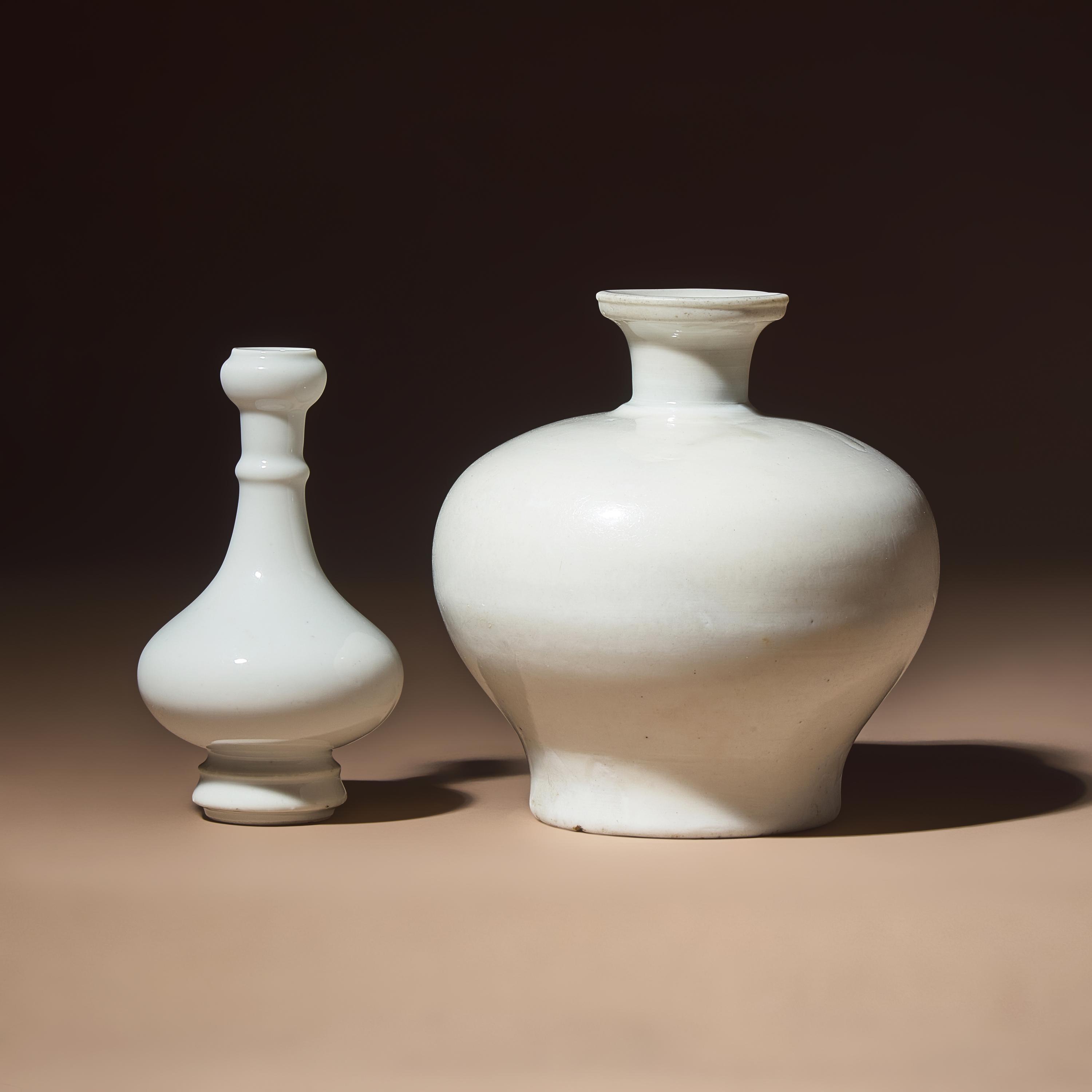 Two Chinese Blanc-de-Chine Porcelain Vases, 17th-18th Century — 清早期 德化白瓷瓶兩件