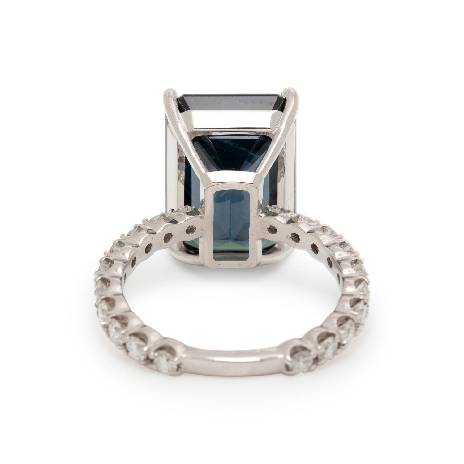 SAPPHIRE AND DIAMOND RING