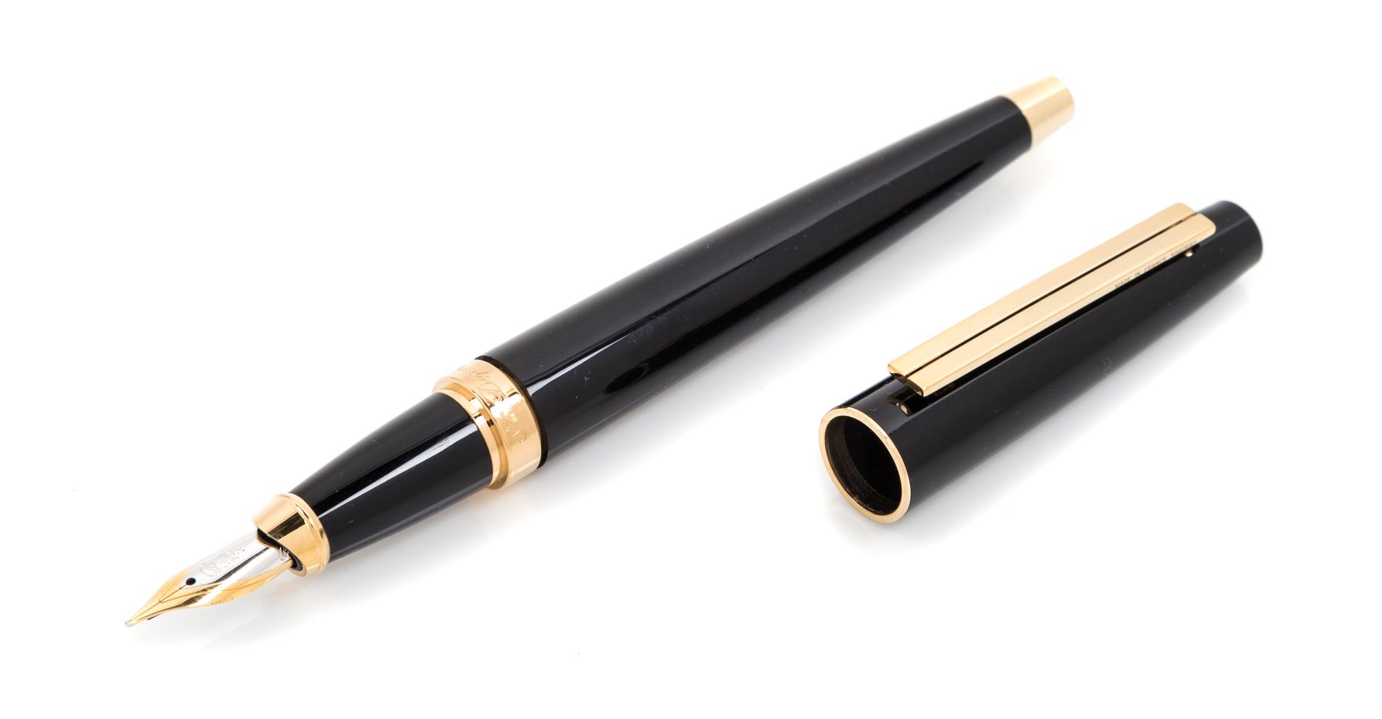 An S.T. Dupont Ellipsis: Composite Noir Fountain Pen