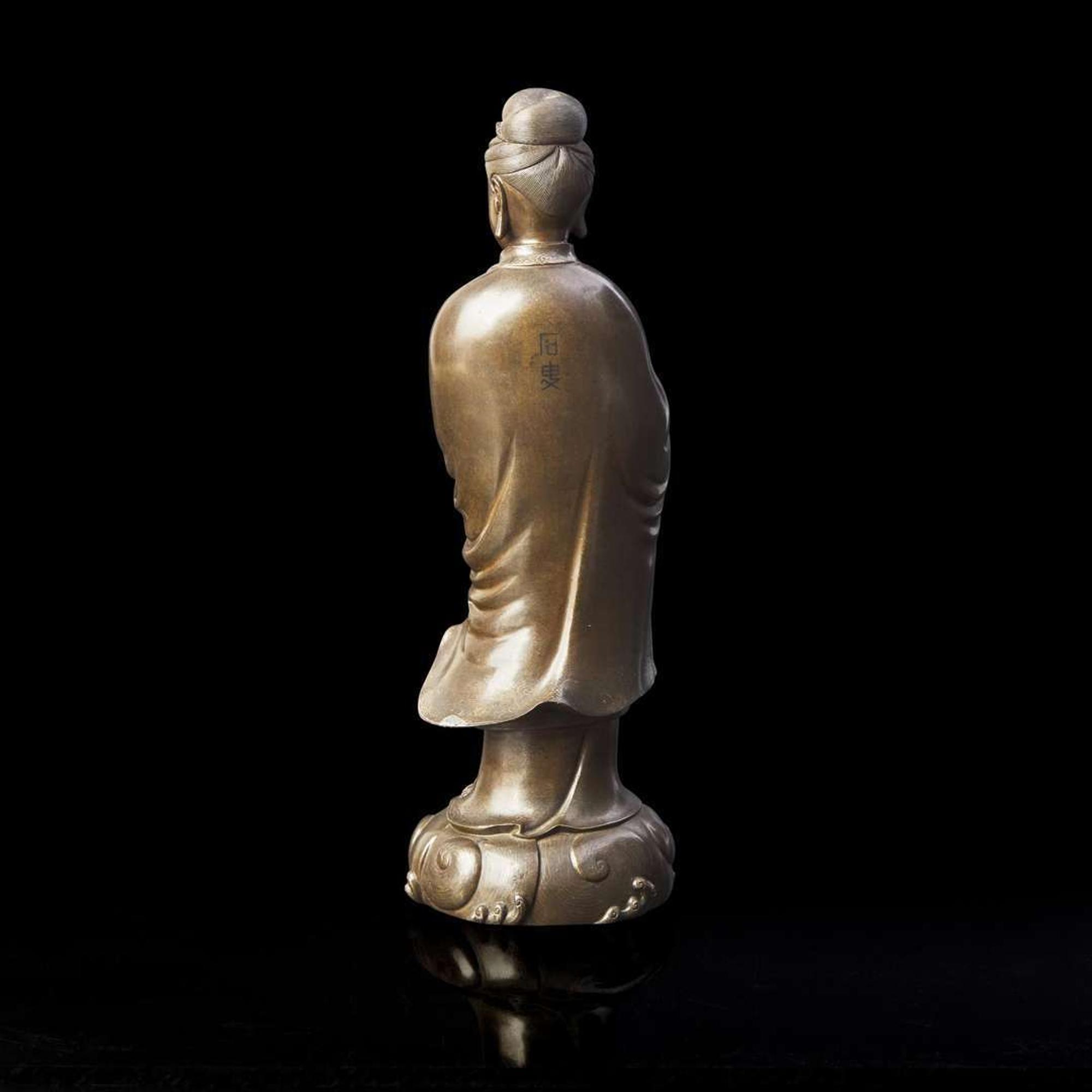 A finely cast and patinated and silver-wire inlaid figure of Guanyin 漆銅嵌銀絲觀音造像 Shisou mark ???