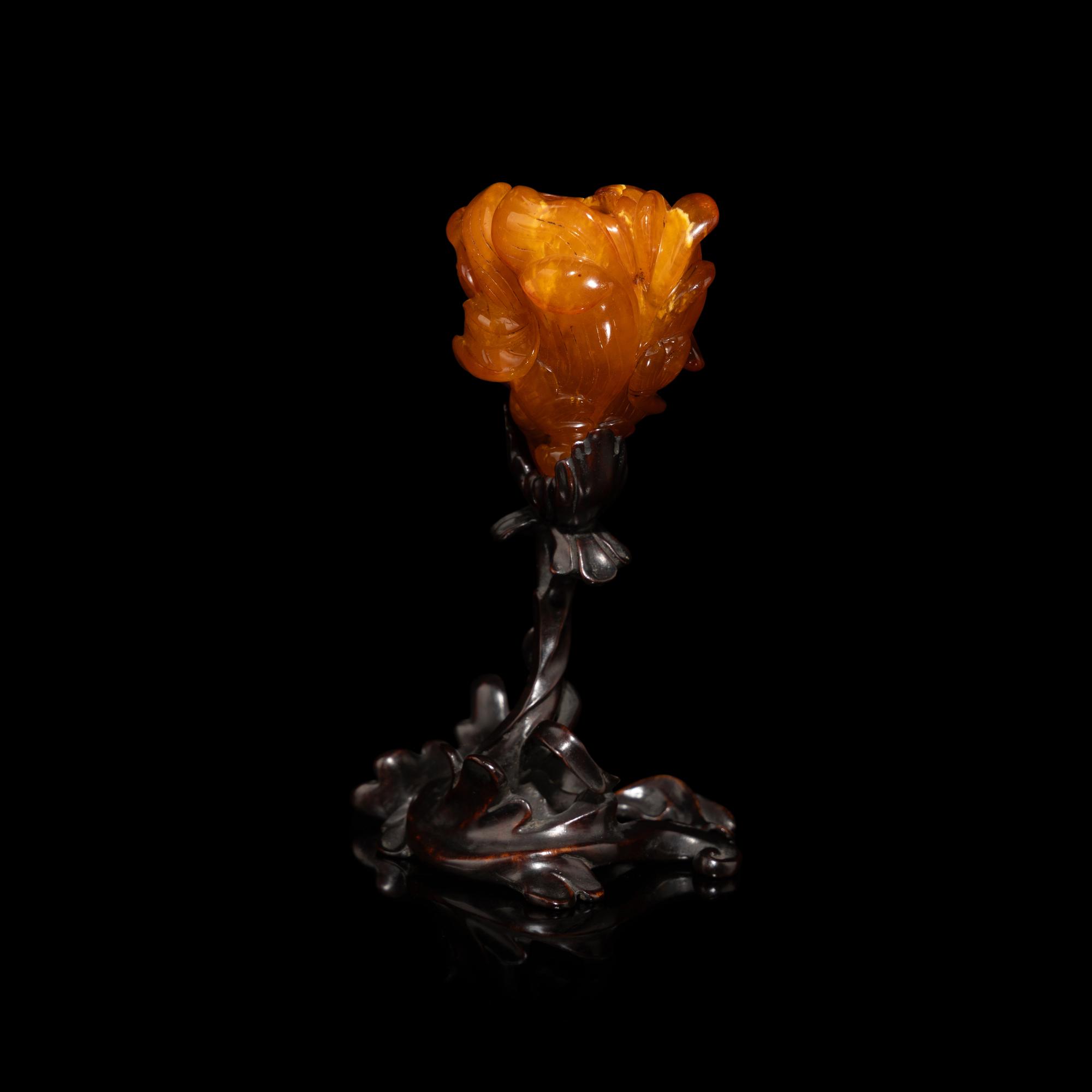 A Small Chinese 'Beewax' Amber Flower Vase, 19th-20th Century — 晚清-民國 蜜蜡玉蘭式小花插