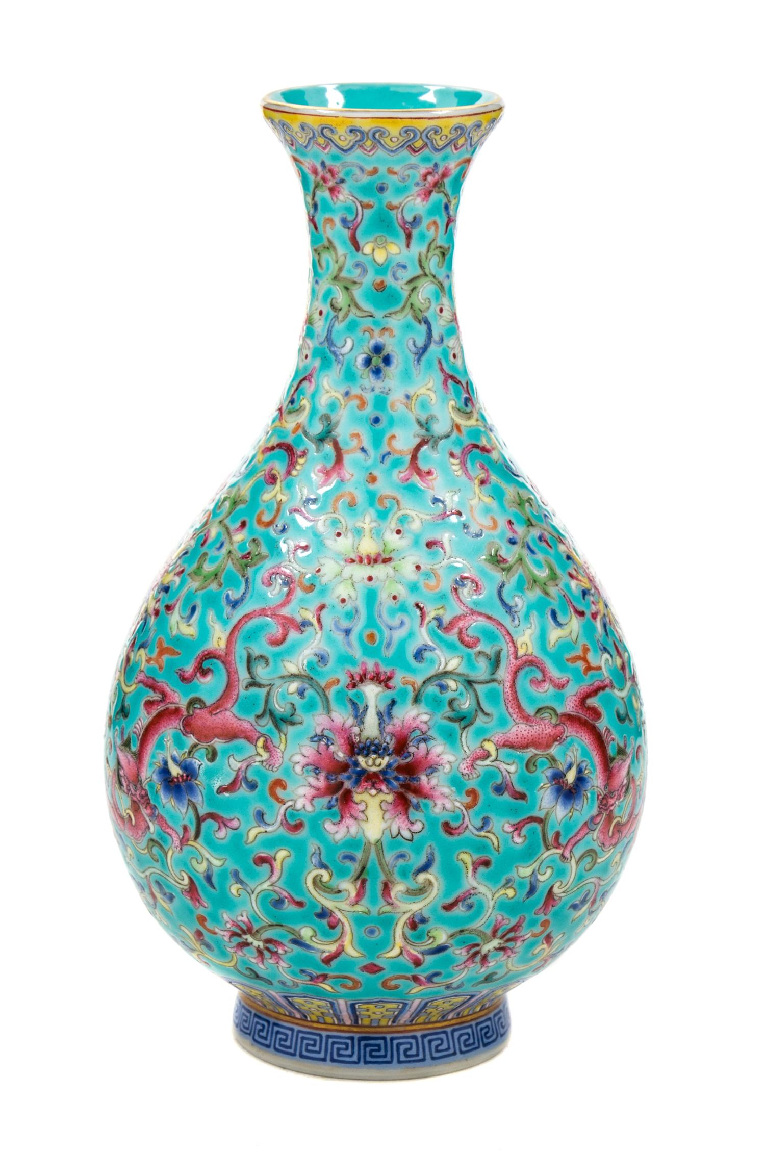 A Famille Rose Porcelain Vase — LATE QING DYNASTY/REPULIC PERIOD