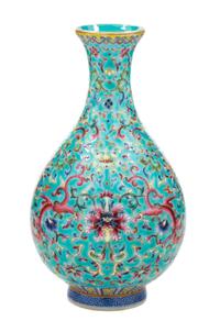 A Famille Rose Porcelain Vase — LATE QING DYNASTY/REPULIC PERIOD