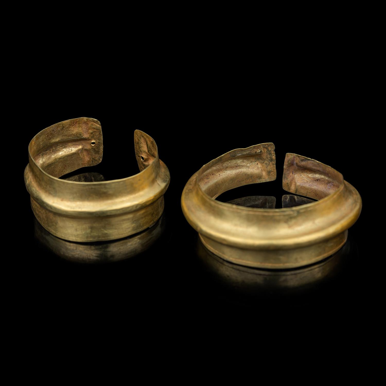 Three Chinese Gold Wrist Guard Bracelets, Southwest China, Yunan, Dian Kingdom 漢 古滇國金臂甲鐲一組三件