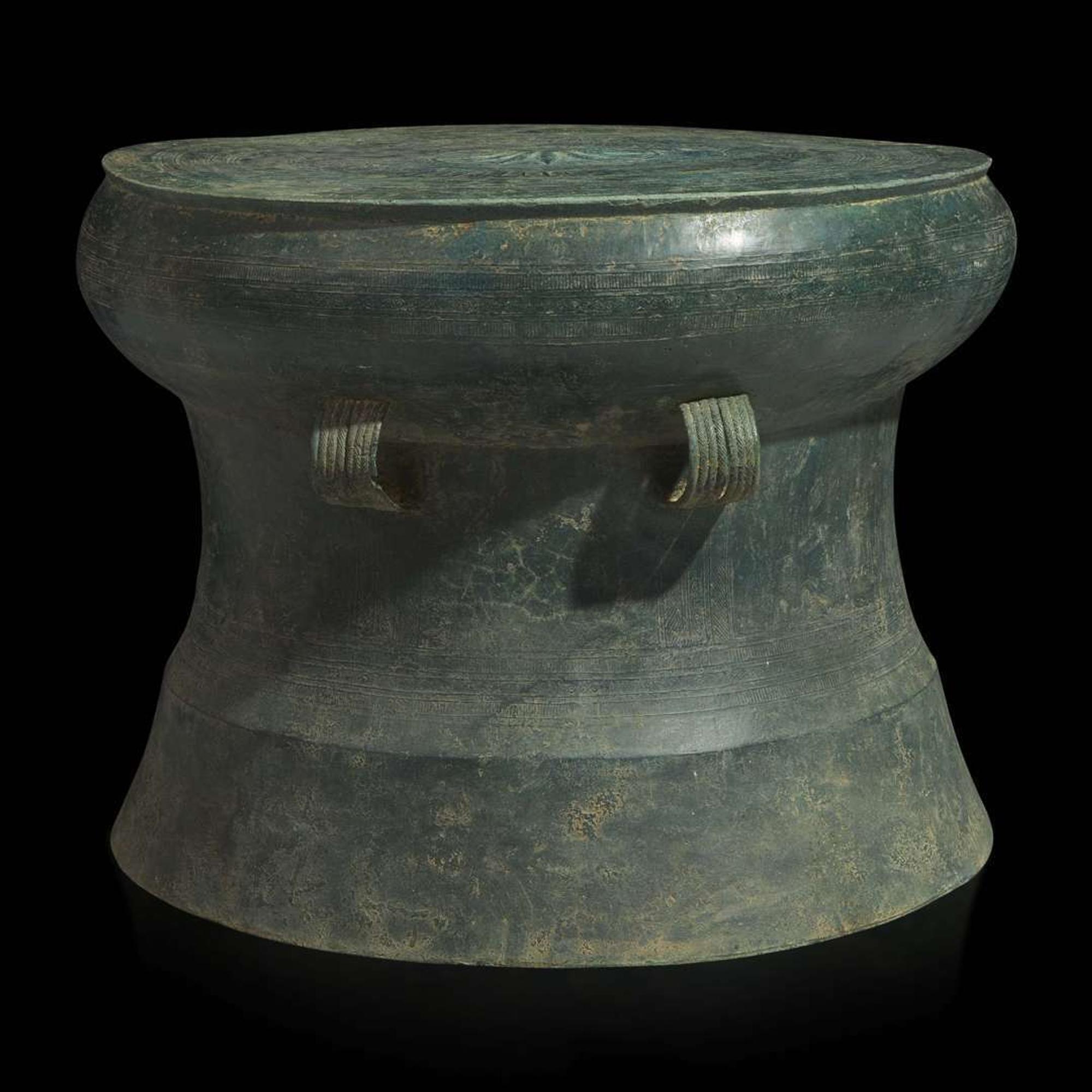 A rare and unusually large Vietnamese bronze drum, Heger type I style 越南青銅大鼓 Dong Son Culture, circa 500 to 300 B.C. ???? ???500????300?