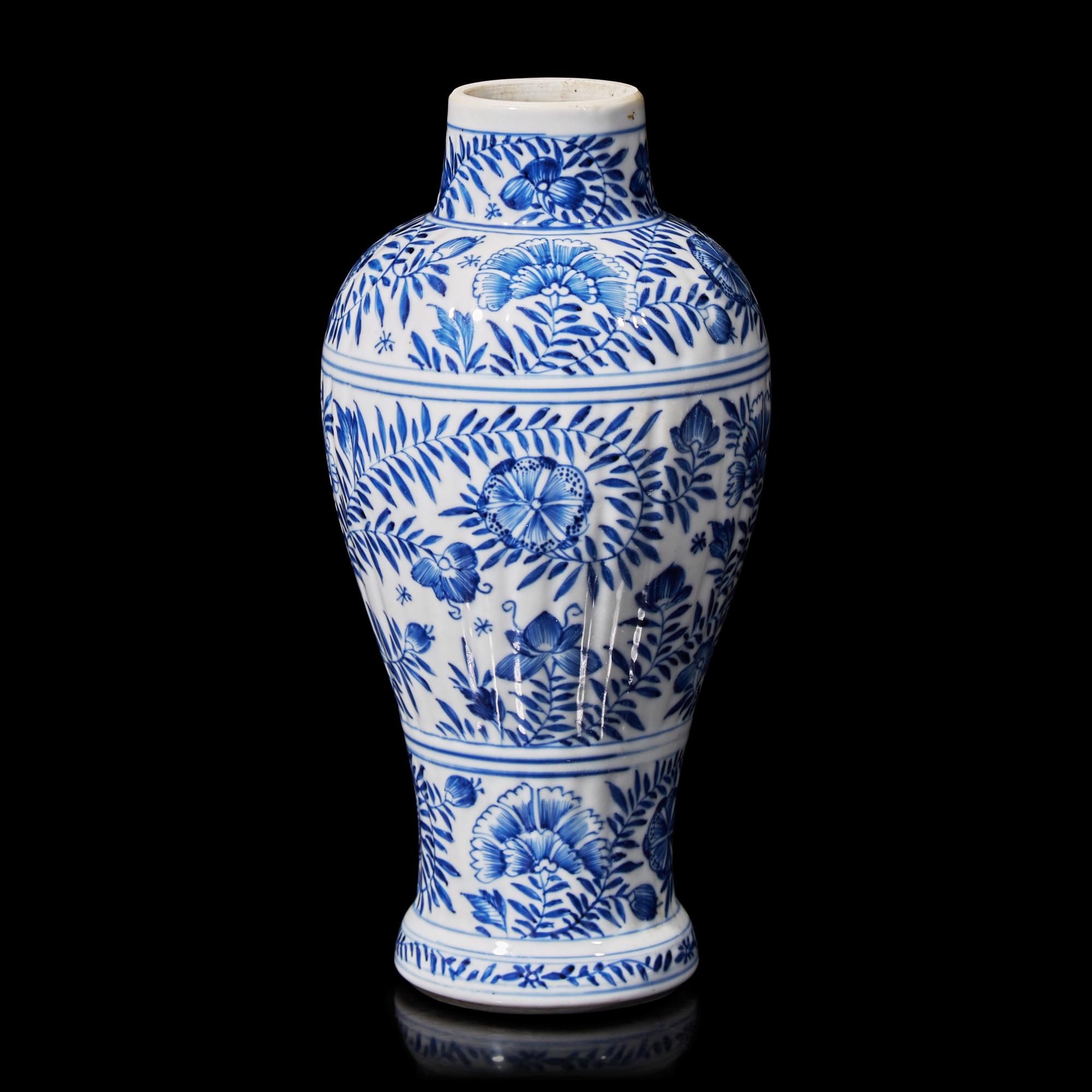 A Chinese Blue and White Porcelain Baluster Vase, Kangxi Period 清康熙 青花花卉紋瓶