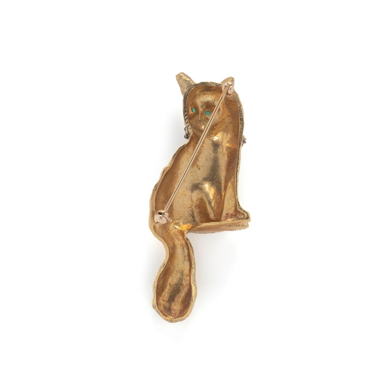 CRAIG DRAKE, YELLOW GOLD, DIAMOND, AND EMERALD CAT BROOCH