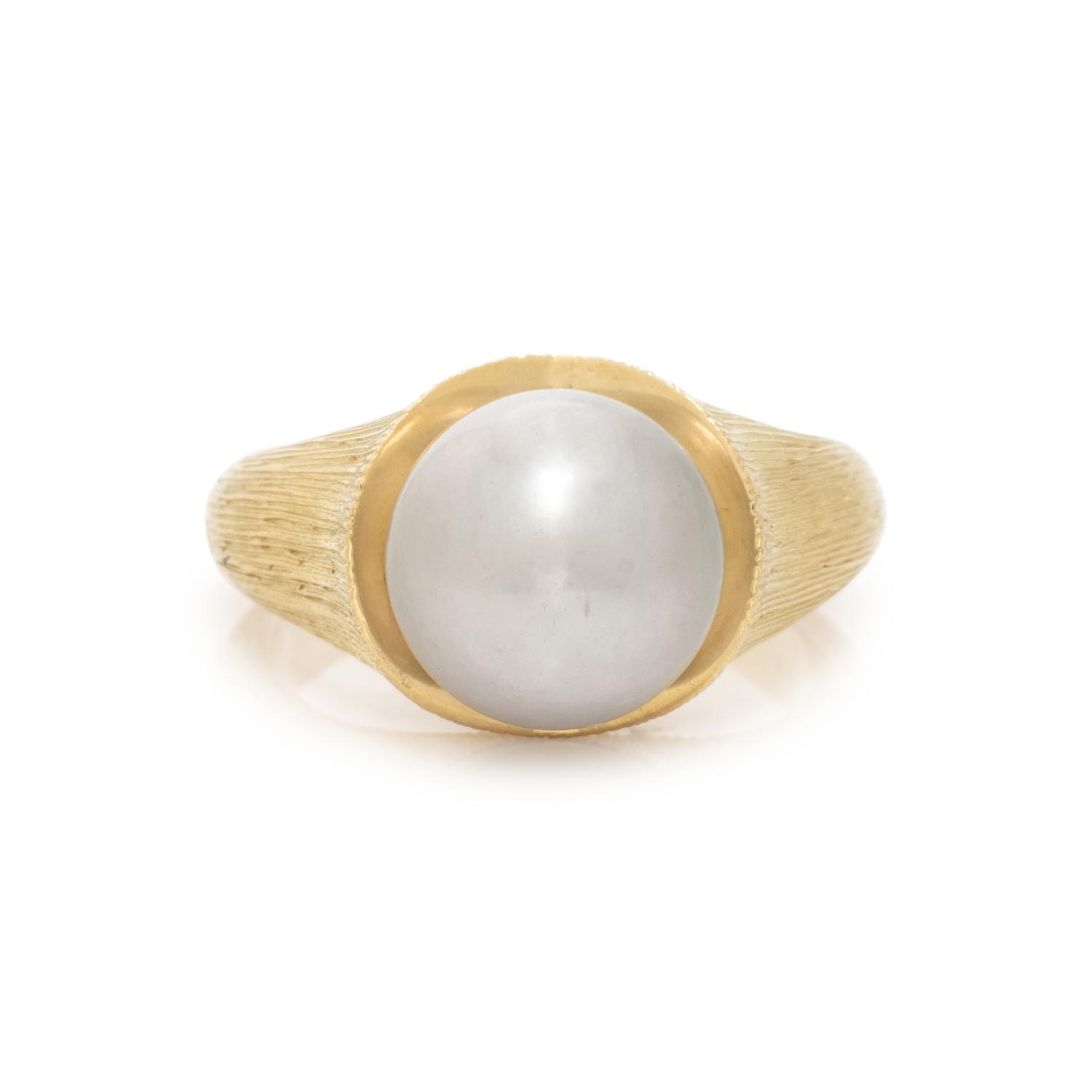 POTTER AND MELLEN, YELLOW GOLD AND CULTURED GREY PEARL RING