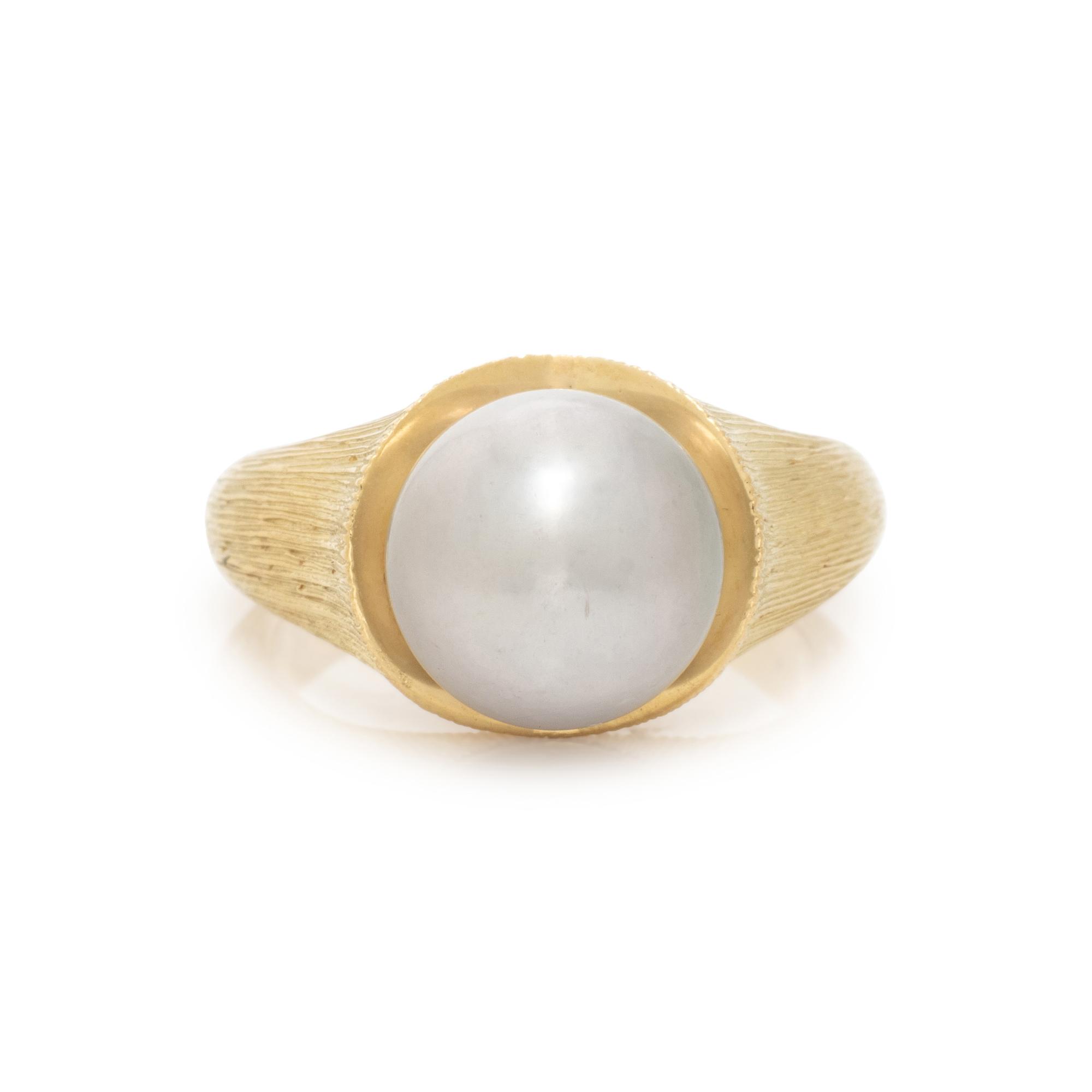 POTTER AND MELLEN, YELLOW GOLD AND CULTURED GREY PEARL RING