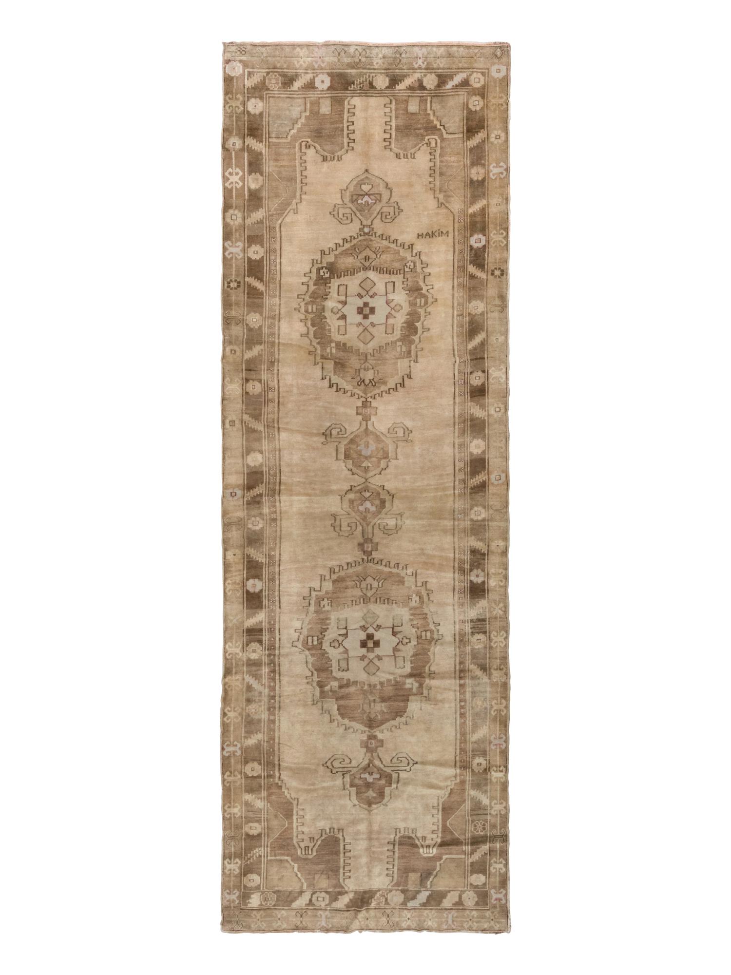 An Oushak "Corridor" Rug
