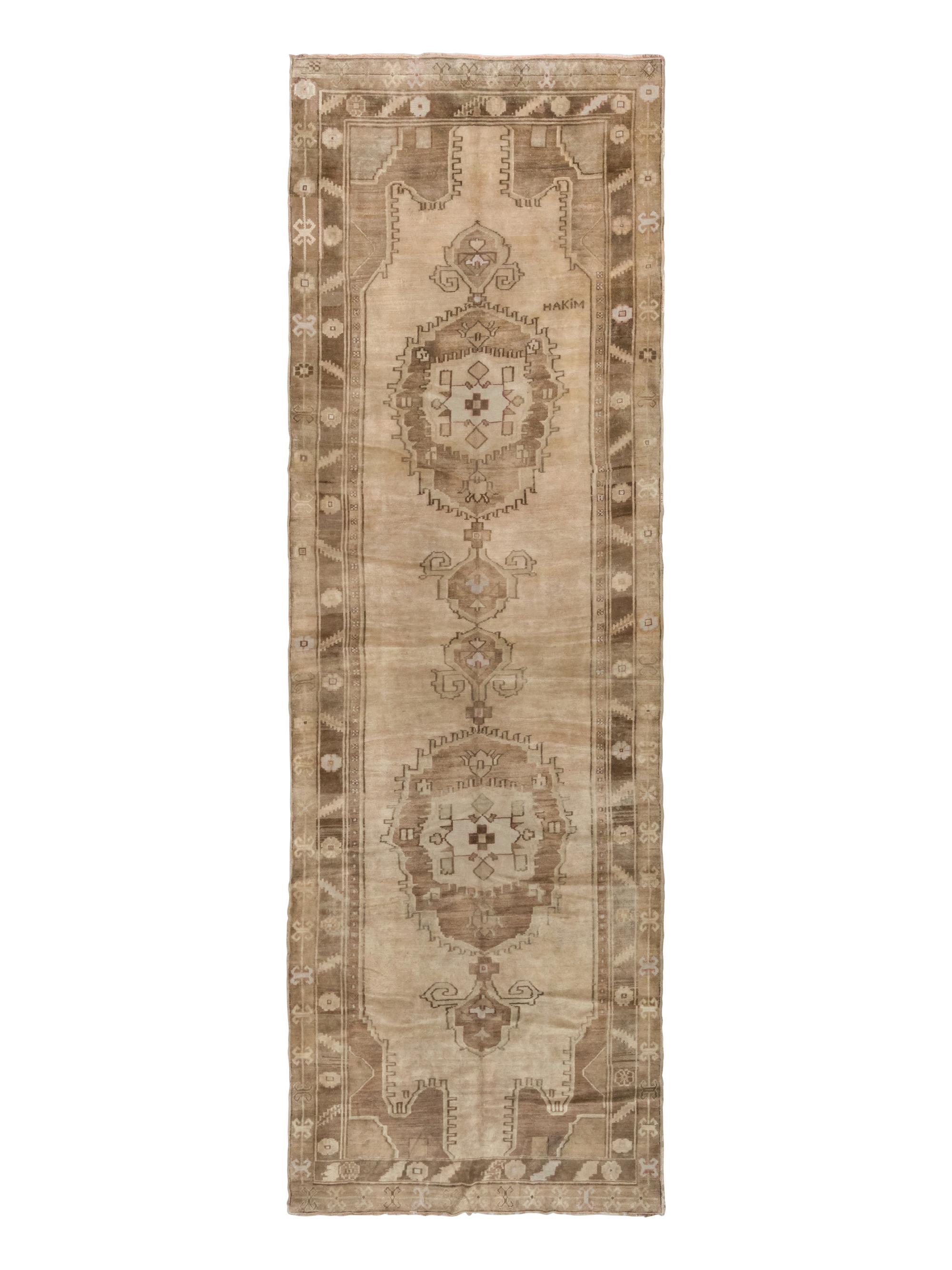 An Oushak "Corridor" Rug