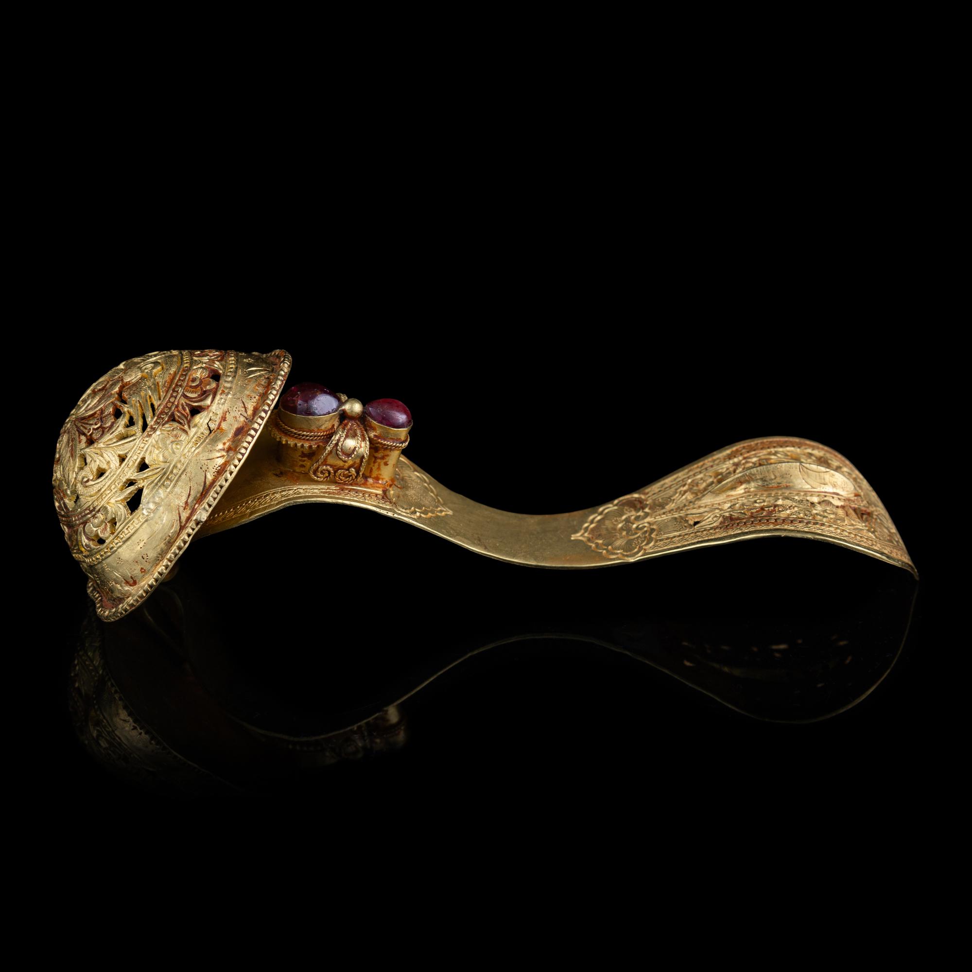 A Chinese Gold and Ruby Inset Ruyi -Shape Hair Ornament, Zan, Qing Dynasty 清 滇式嵌寶鏤空花卉紋如意金簪