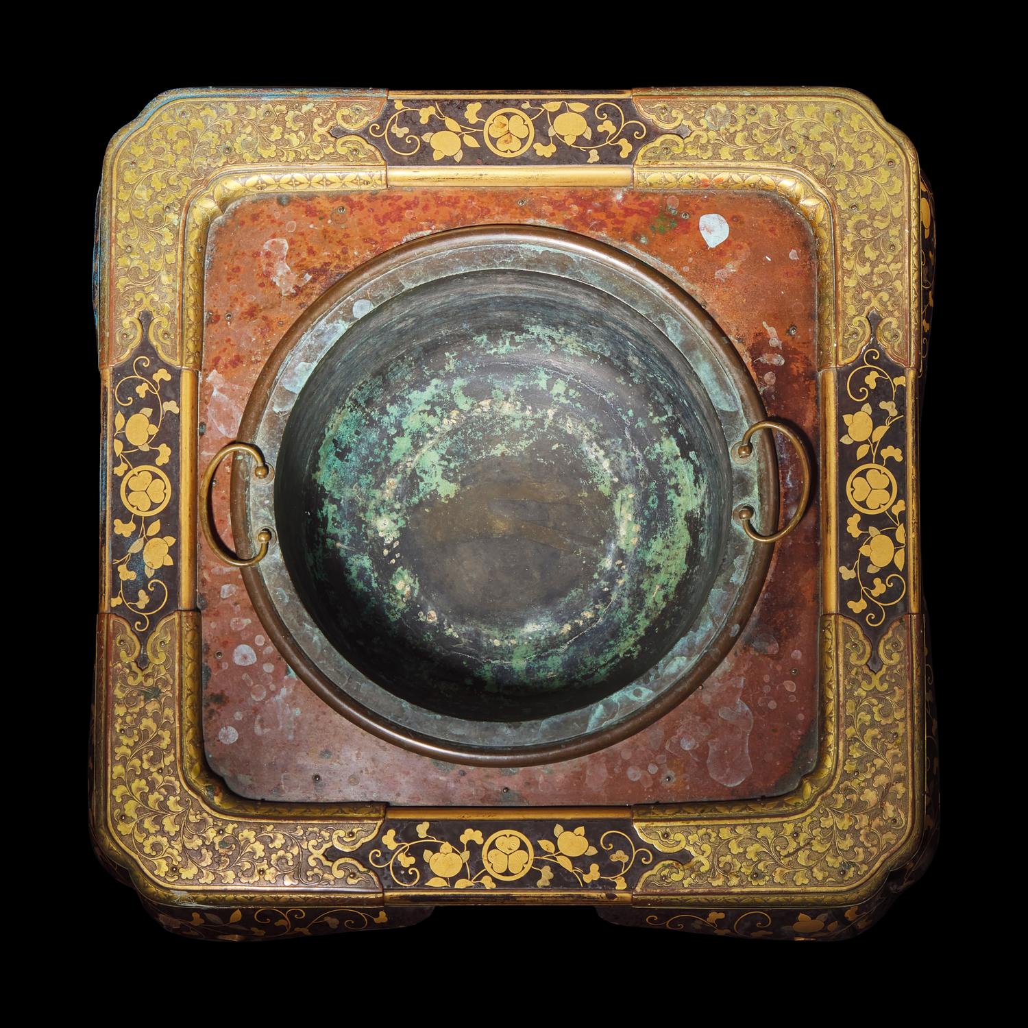 A Japanese Lacquer Hibachi and Metal Liner, with Tokugawa Mon, Edo-Early Meiji Period 日本江戶-明治早期 漆繪火盆一組