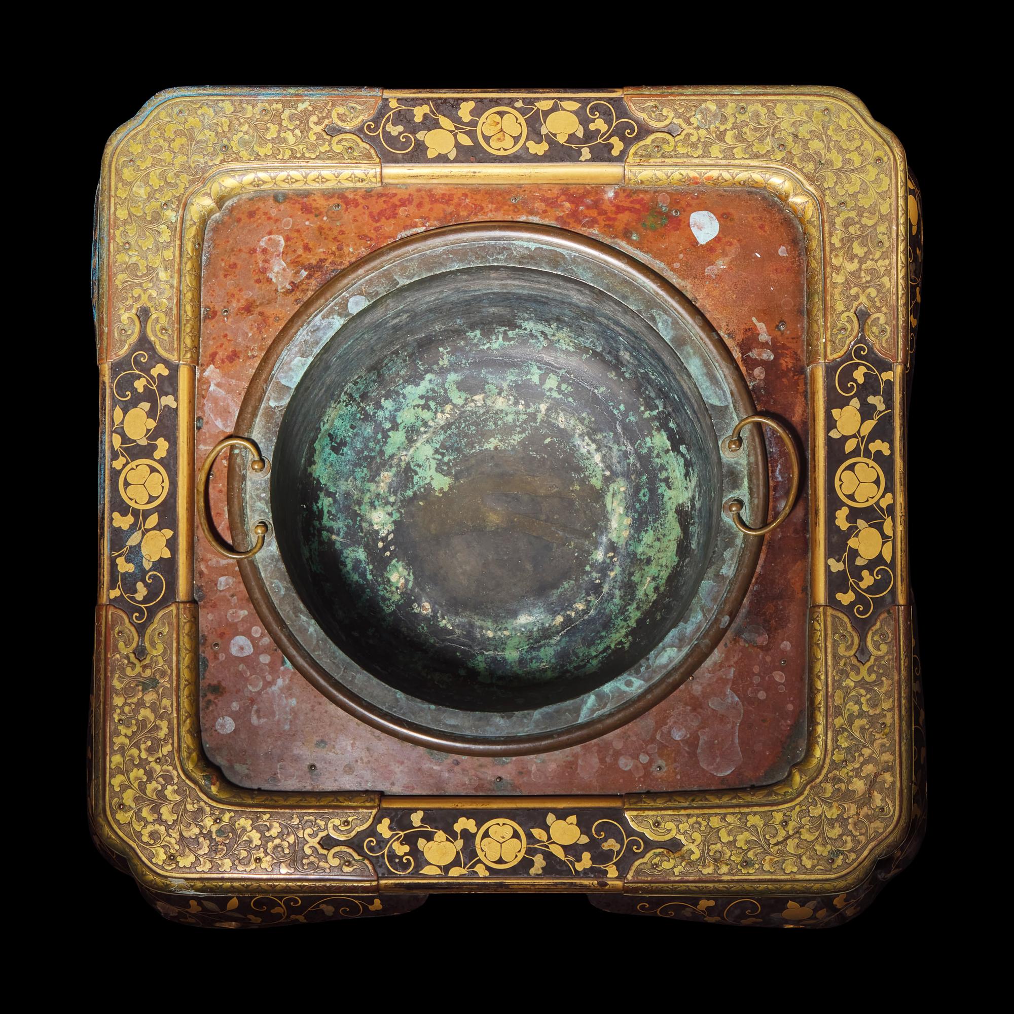 A Japanese Lacquer Hibachi and Metal Liner, with Tokugawa Mon, Edo-Early Meiji Period 日本江戶-明治早期 漆繪火盆一組
