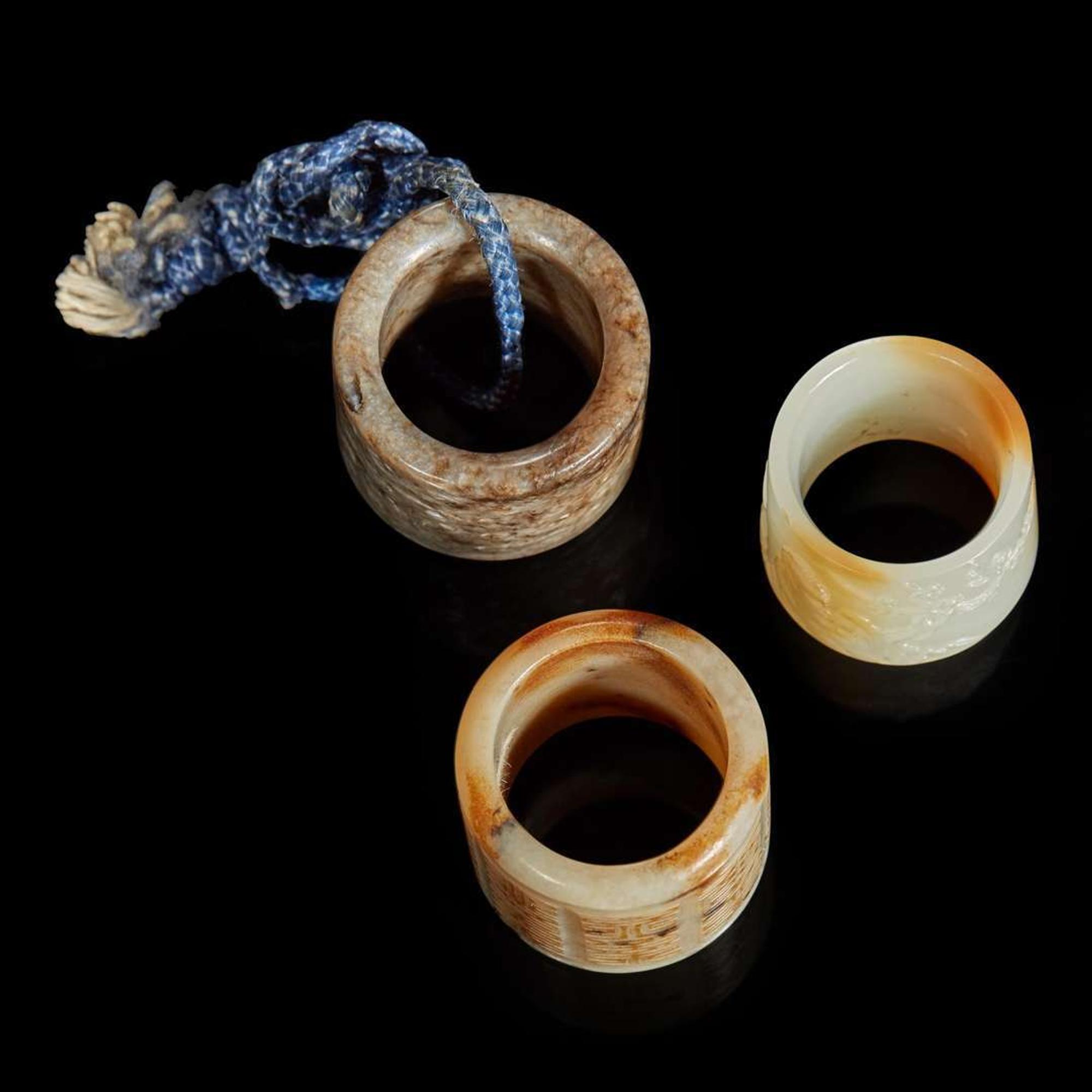 Three Chinese carved jade thumb rings 玉扳指三件