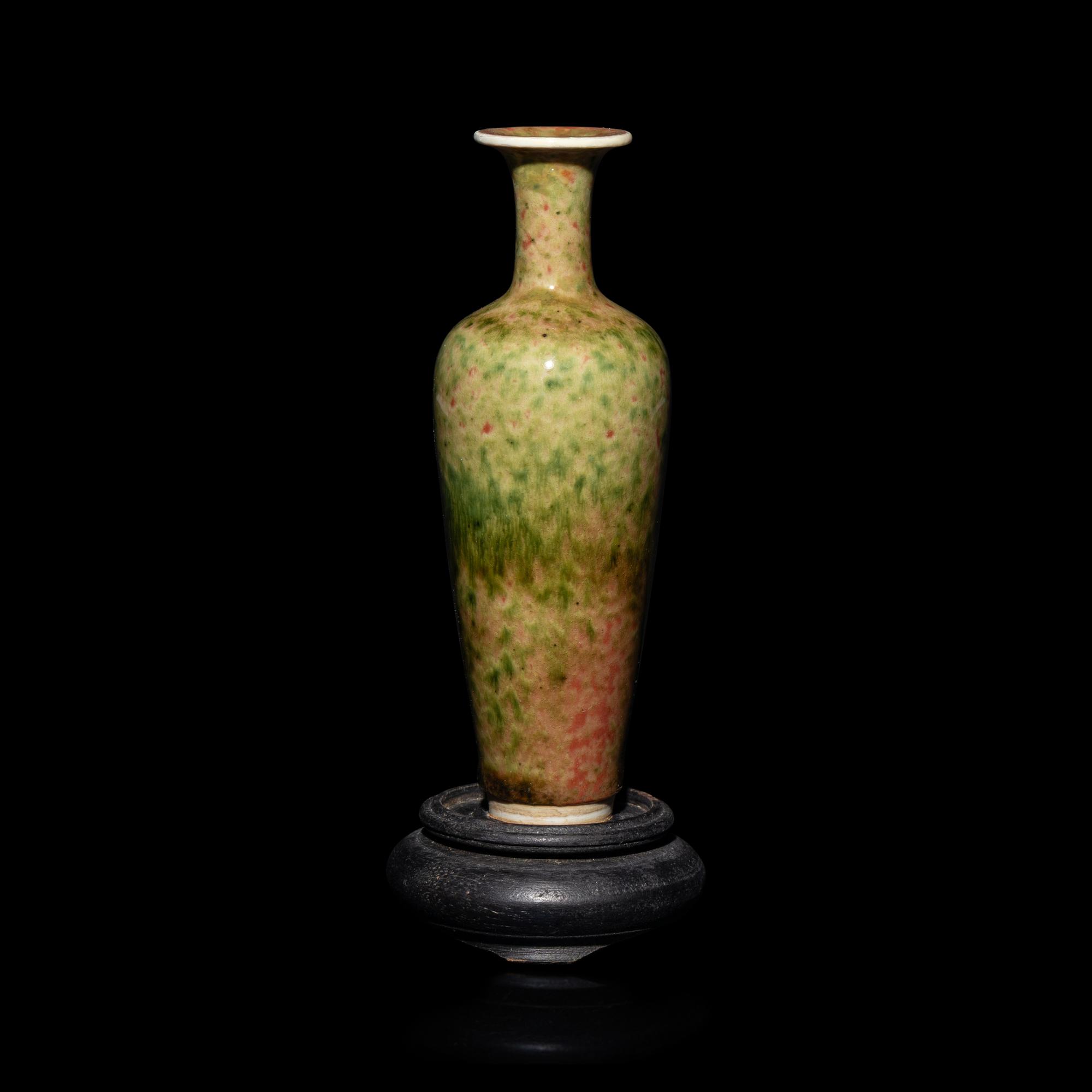 A Chinese Peachbloom Glazed Porcelain Amphora Vase, 19th/20th Century — 晚清-民國 豇豆紅釉柳葉尊