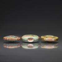 Three Chinese Famille Rose Porcelain Snuff Bottles, 19th to 20th Century — 晚清-民國 粉彩鼻煙壺三支