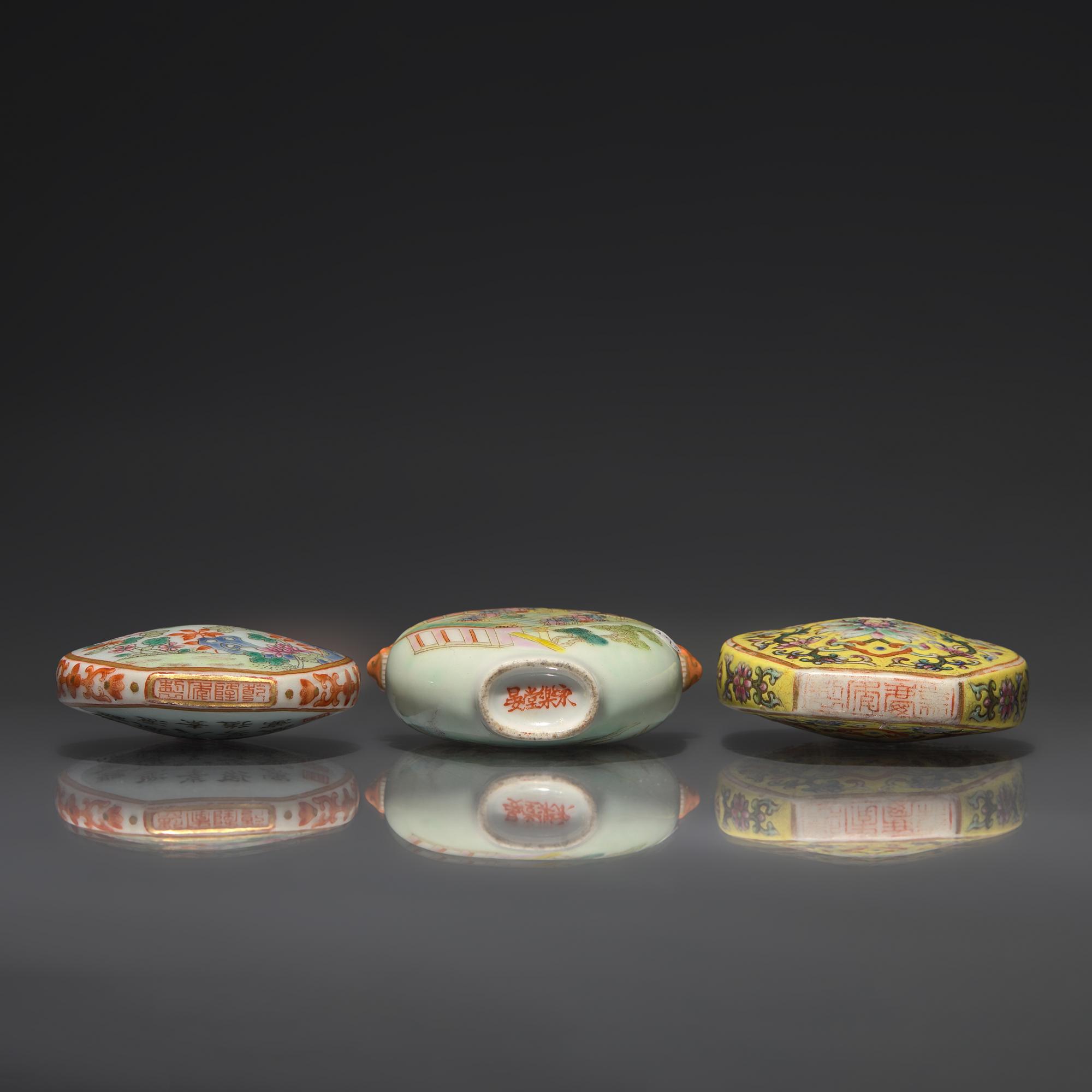 Three Chinese Famille Rose Porcelain Snuff Bottles, 19th to 20th Century — 晚清-民國 粉彩鼻煙壺三支