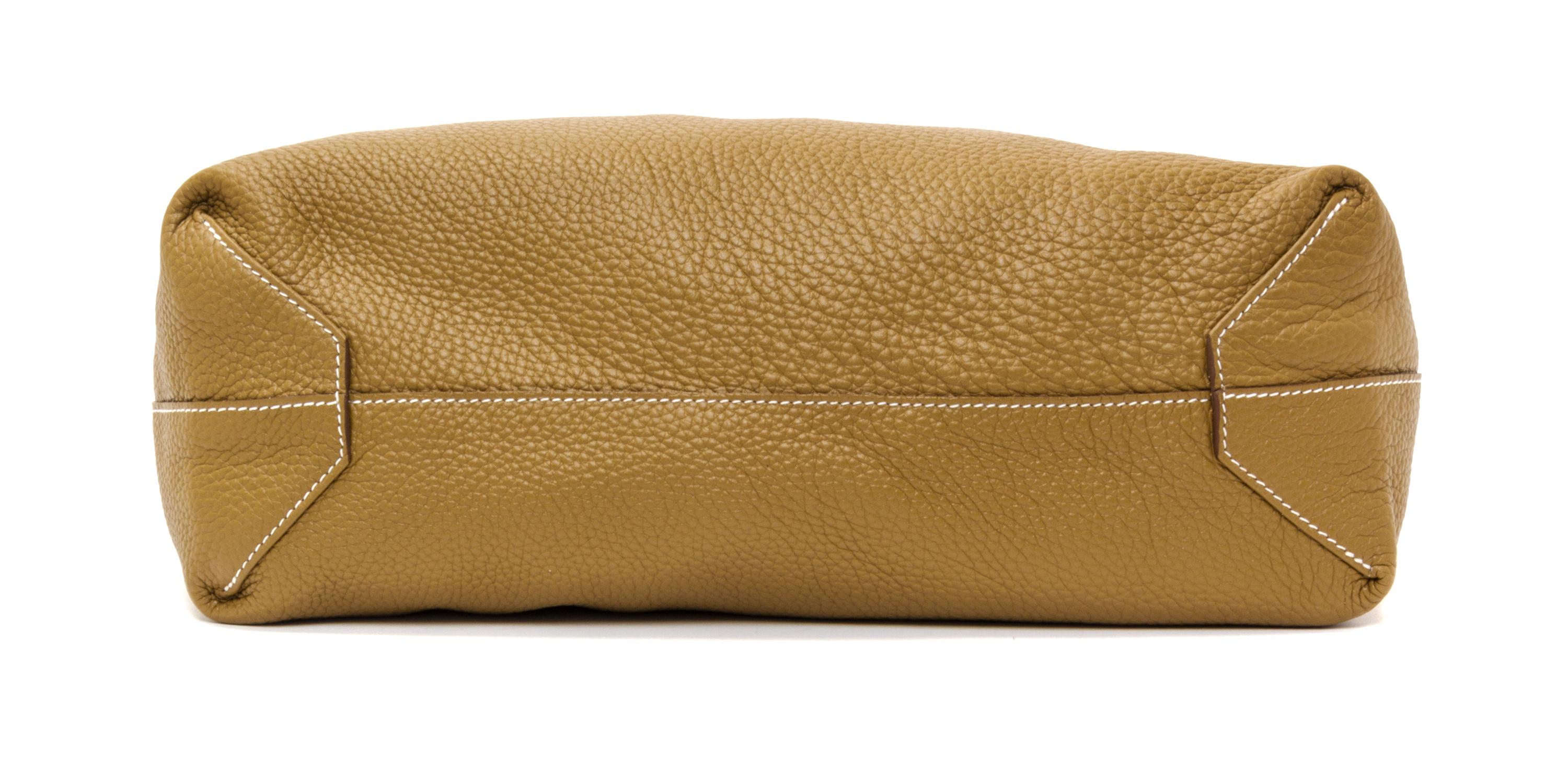 An Hermes Blanc/Chamois 45cm Taurillon Clemence Double Sens Tote, 17.5" x 15.5" x 5".