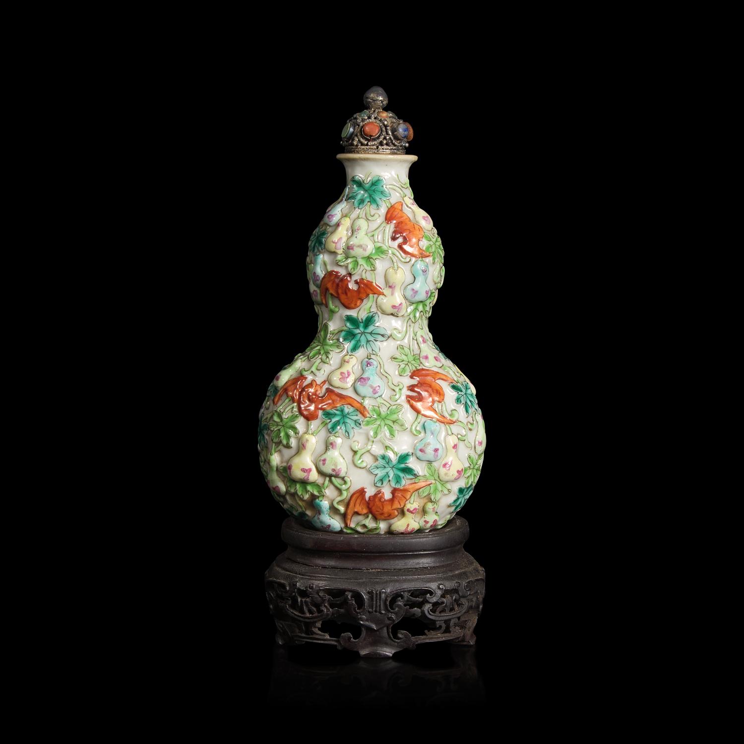 An Unusual Chinese Molded Porcelain "Bats and Gourds" Large Snuff Bottle, First Half 19th Century — 清中期 粉彩貼塑“福祿萬代”葫蘆瓶
