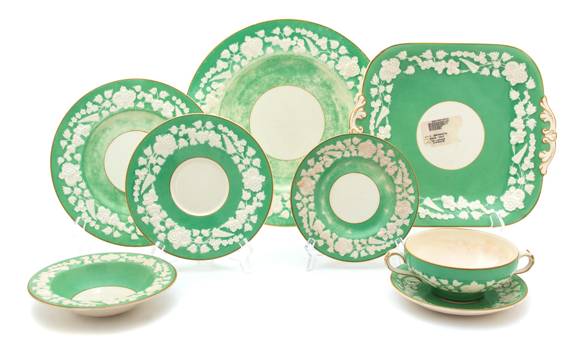 A Partial Set of English Green and White Porcelain Diameter of dinner plate 10 1/4 inches. — 20TH CENTURY