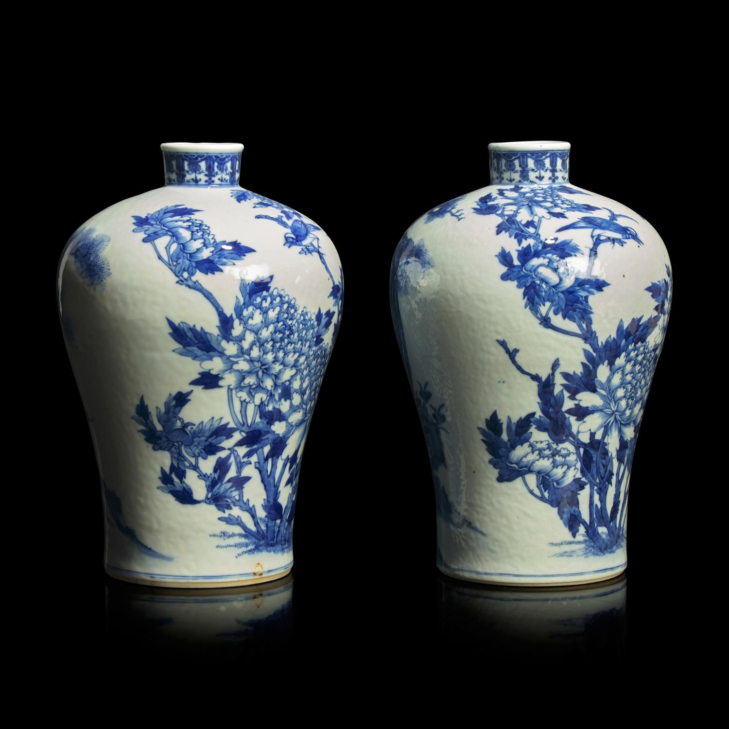 A Pair of Chinese Blue and White Porcelain 'Deer and Crane' Meiping Vases, 19th Century 清晚期 青花鶴鹿同春梅瓶一對