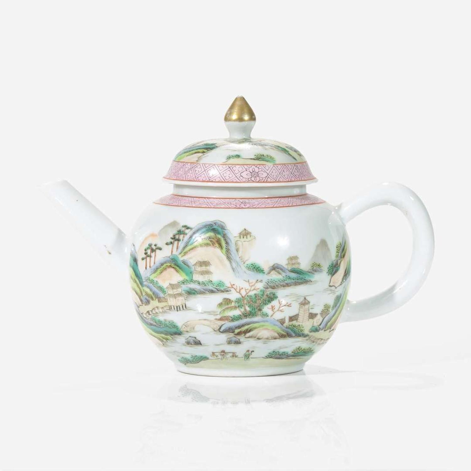 A Chinese famille rose decorated teapot and cover 粉彩帶蓋茶壺