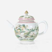 A Chinese famille rose decorated teapot and cover 粉彩帶蓋茶壺