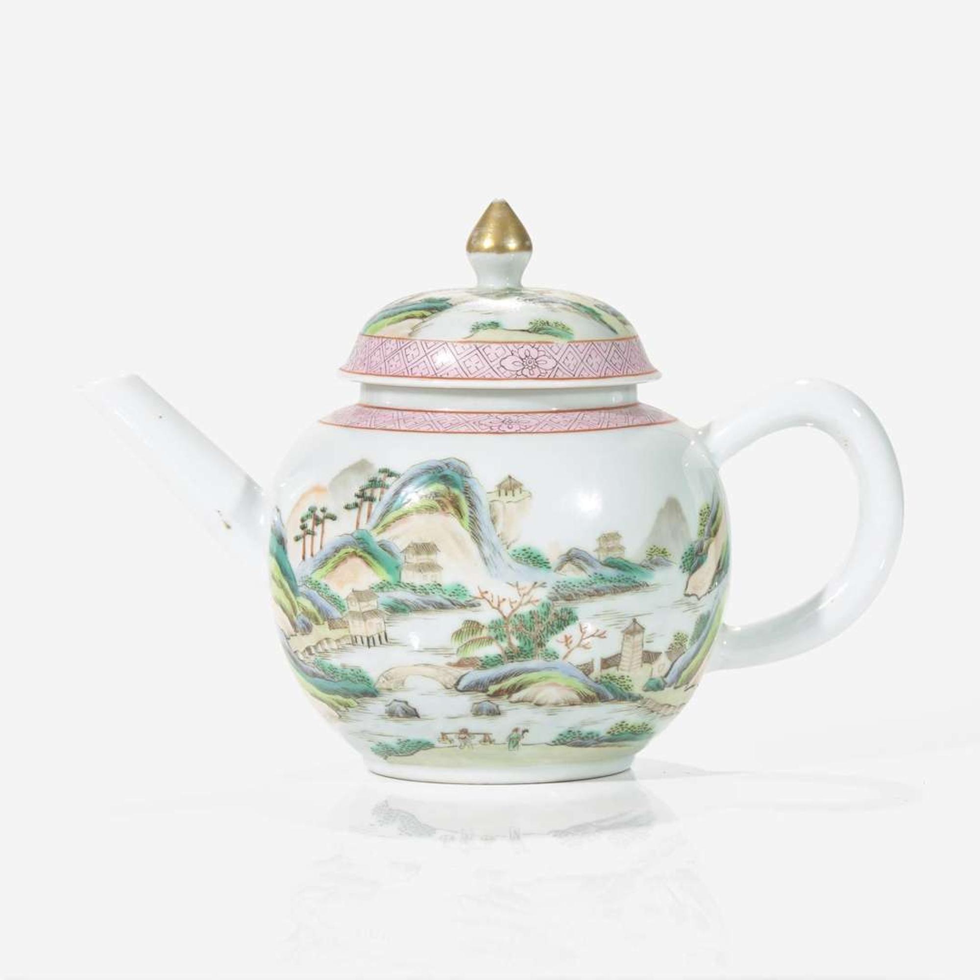 A Chinese famille rose decorated teapot and cover 粉彩帶蓋茶壺