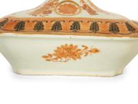 A Chinese Export Fitzhugh Covered Vegetable Dish and Two Side Plates