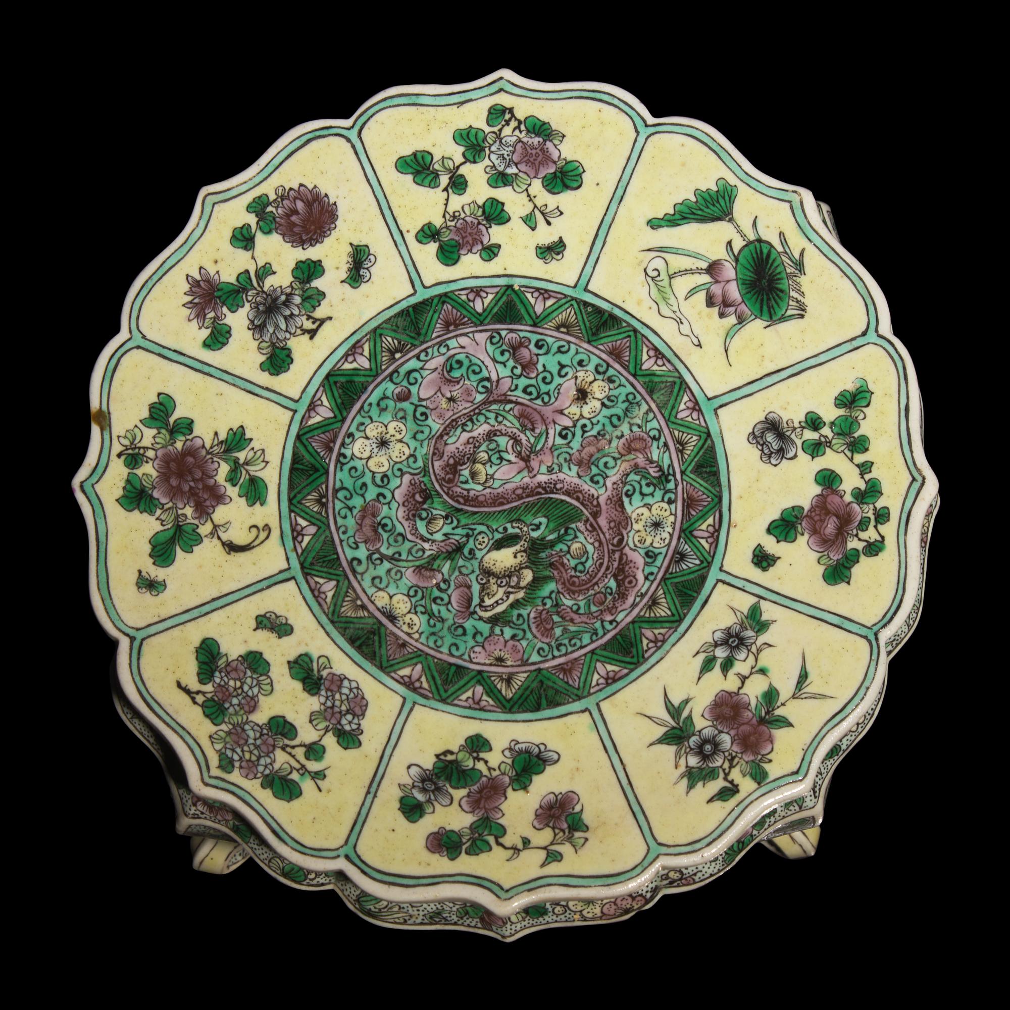 A Chinese Famille Verte Biscuit Floriform Stand, 19th Century — 清晚期 五彩龍紋花口四足器座