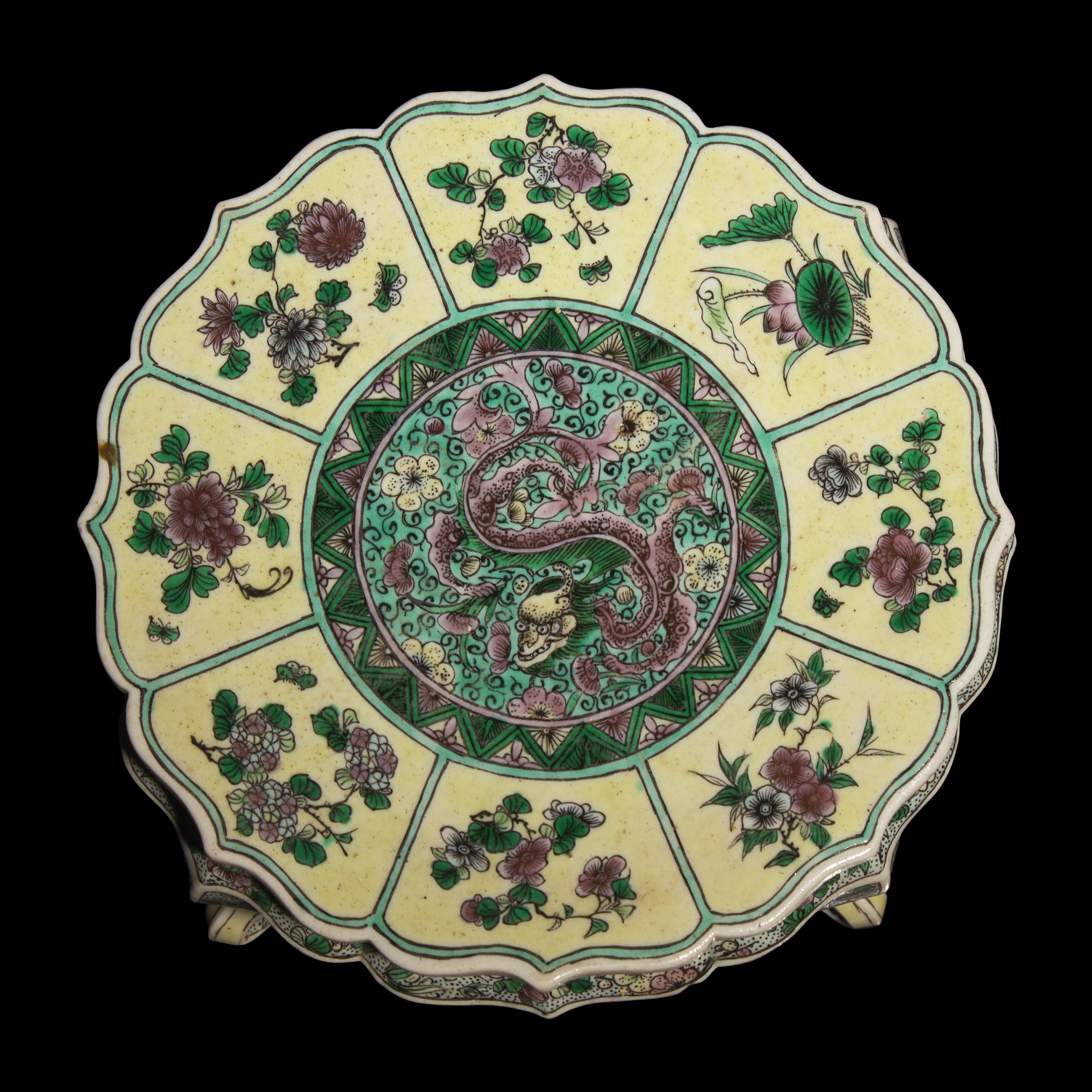 A Chinese Famille Verte Biscuit Floriform Stand, 19th Century — 清晚期 五彩龍紋花口四足器座