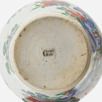 An associated pair of Chinese wucai-decorated porcelain jars and covers 五彩盖罐 或为一对 17th century ????