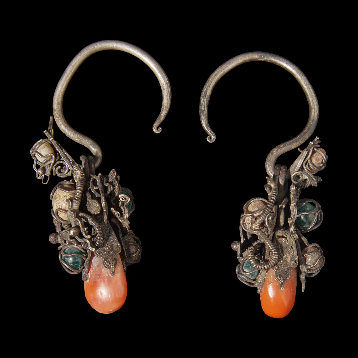 Seven Chinese Semiprecious Stone-Inset Silver Jewelry Items 嵌寶銀首飾一組