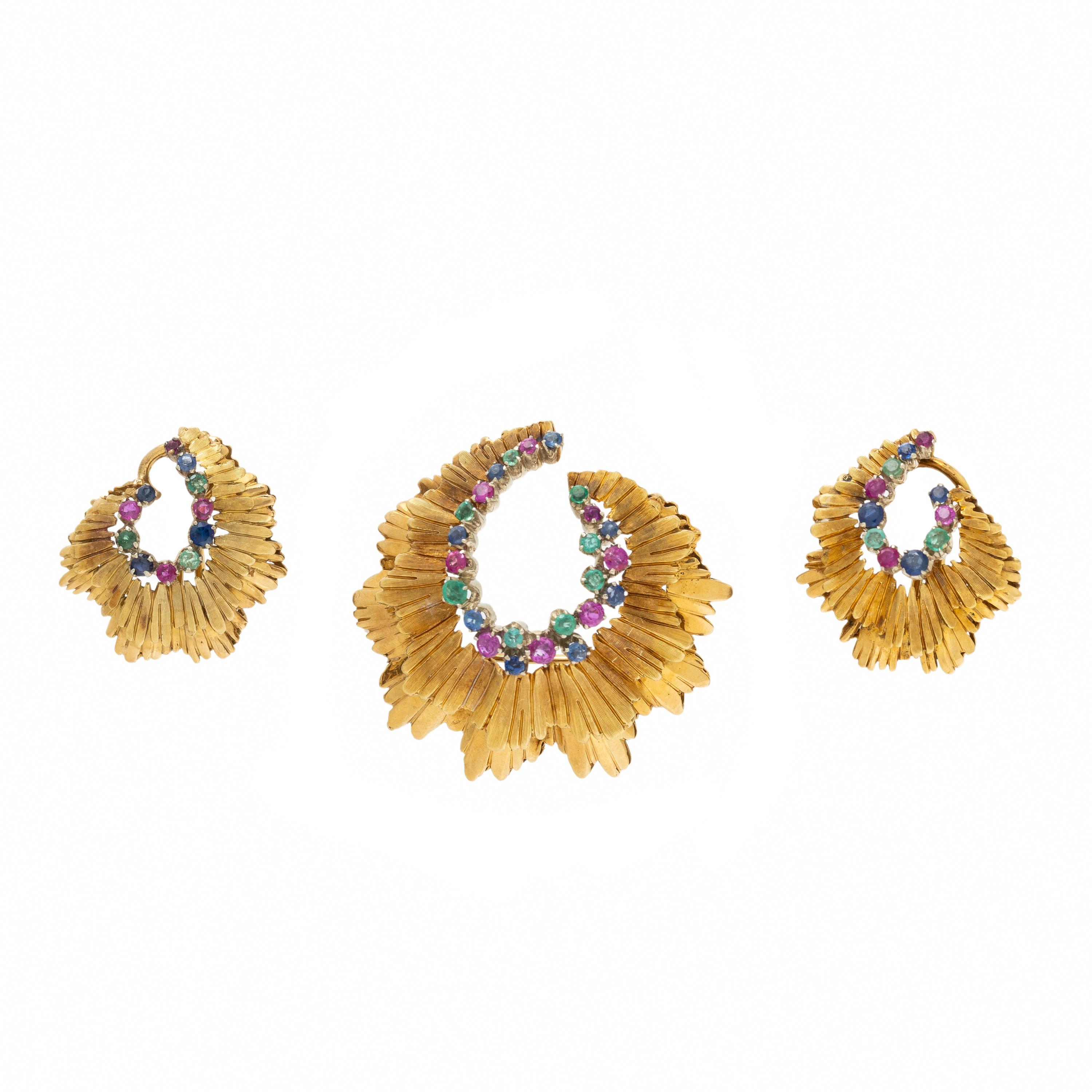 YELLOW GOLD, RUBY, EMERALD, AND SAPPHIRE BROOCH AND EARRINGS SET