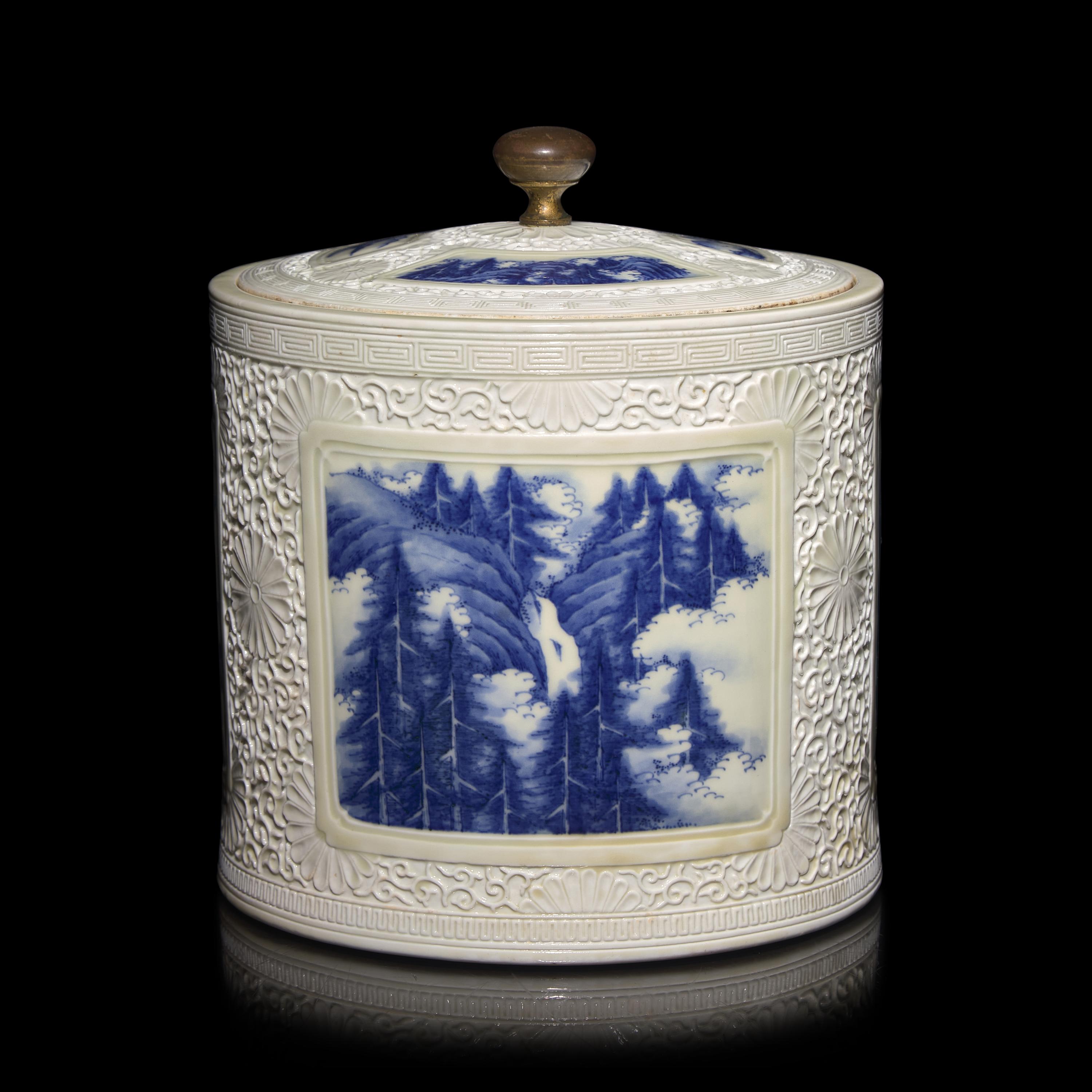An Unusual Japanese Hirado Porcelain Mizusashi and Cover, Meiji Period — 日本明治時代 平戶燒青花水指