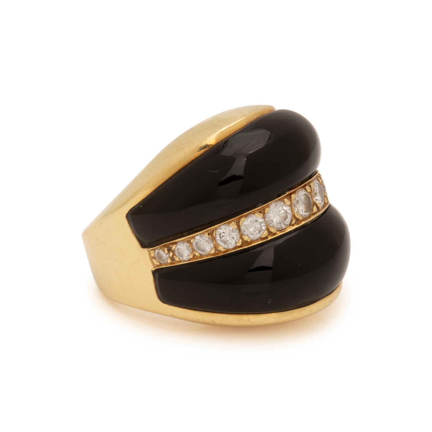 YELLOW GOLD, ONYX AND DIAMOND RING
