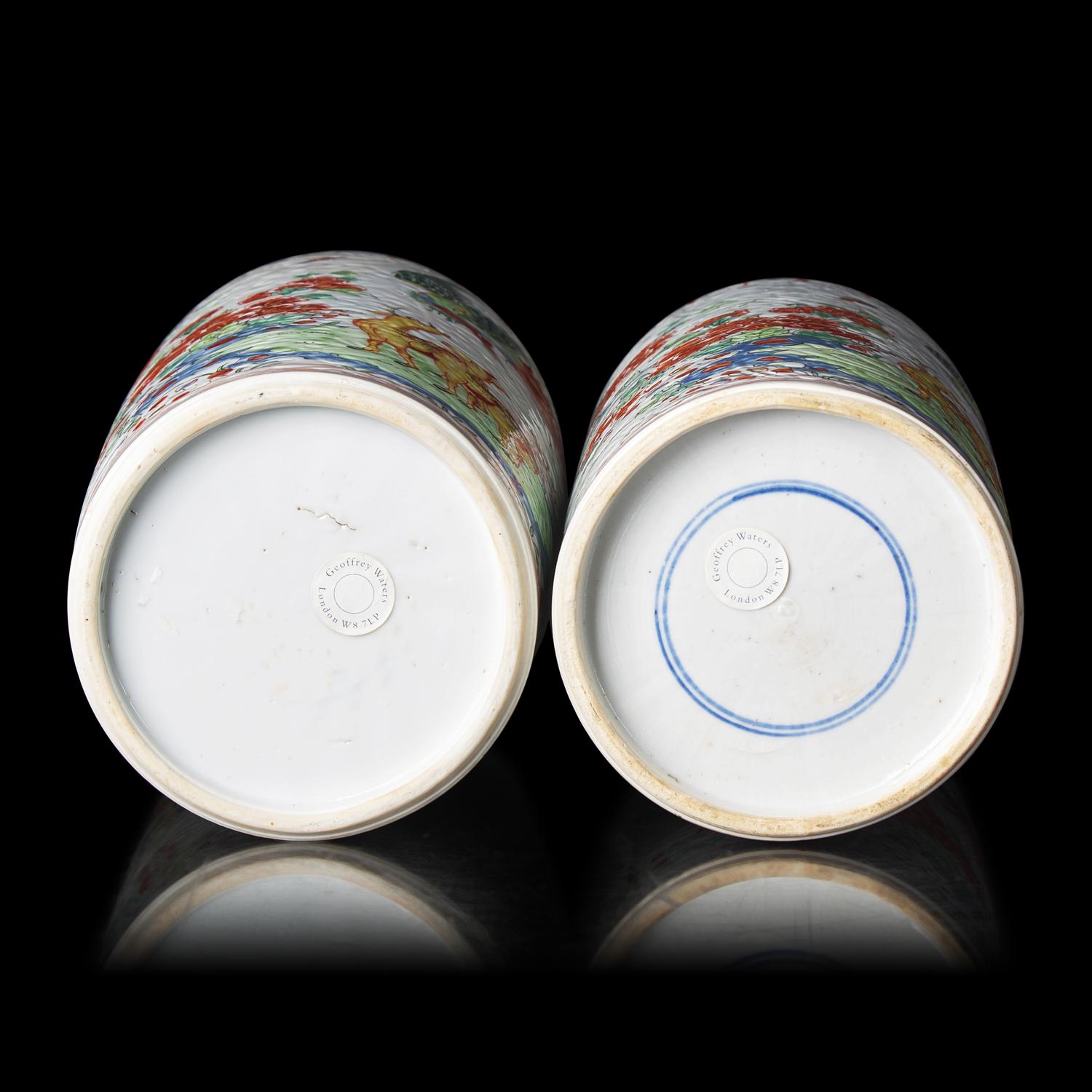 A Matched Pair of Dutch-Decorated Chinese Rouleau Vases, Kangxi Period 清康熙 五彩紙槌瓶兩件