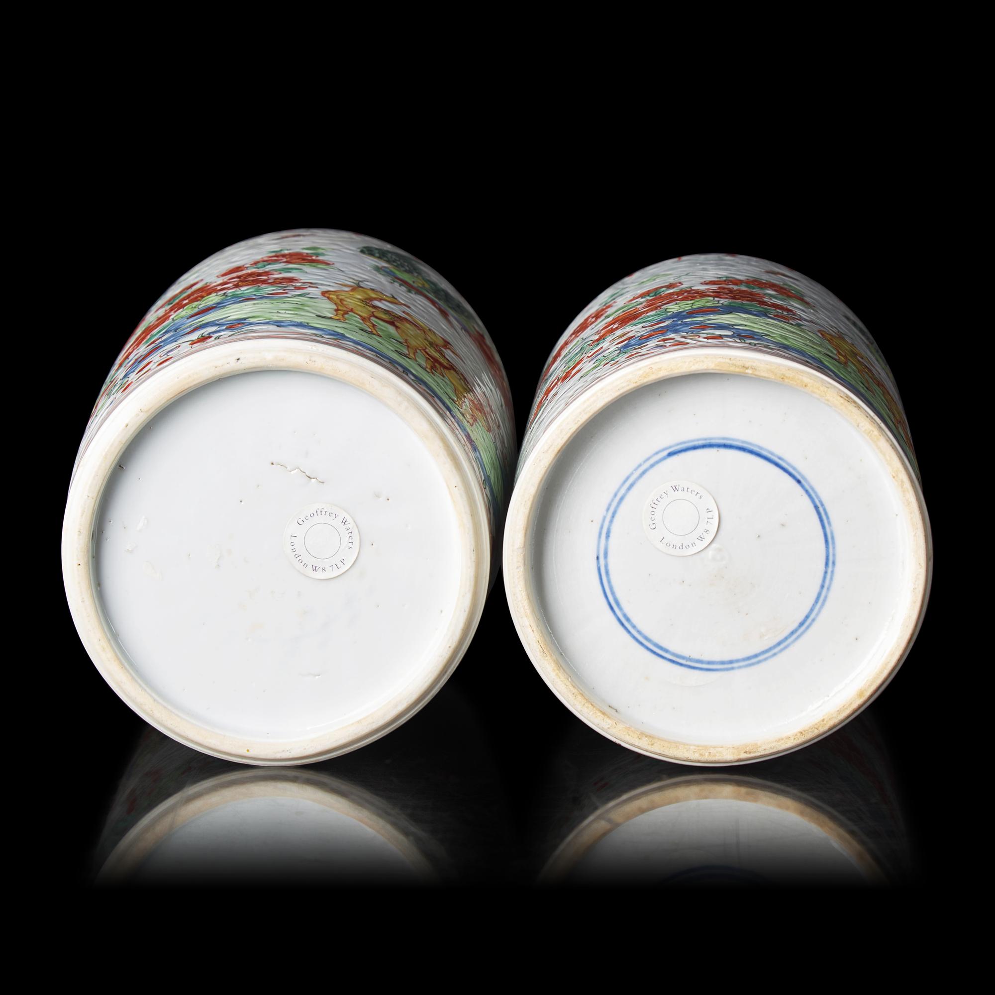A Matched Pair of Dutch-Decorated Chinese Rouleau Vases, Kangxi Period 清康熙 五彩紙槌瓶兩件