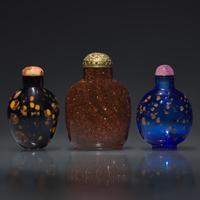 Three Chinese Glass Snuff Bottles, 18th-19th/20th Century — 清中期-民國 料器鼻煙壺三支