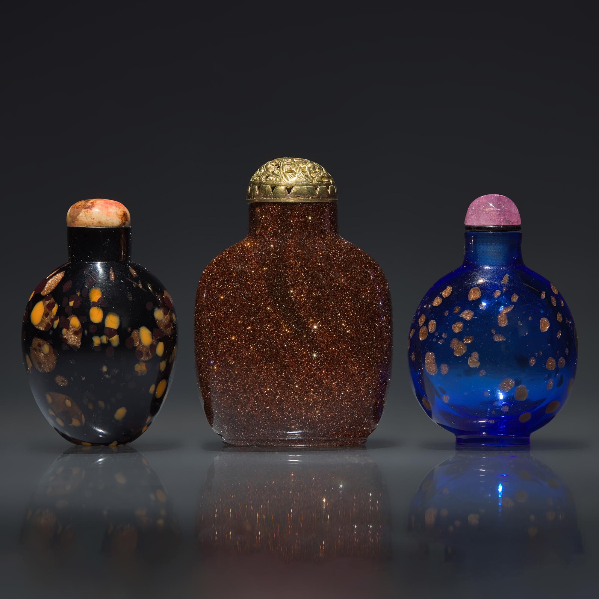 Three Chinese Glass Snuff Bottles, 18th-19th/20th Century — 清中期-民國 料器鼻煙壺三支