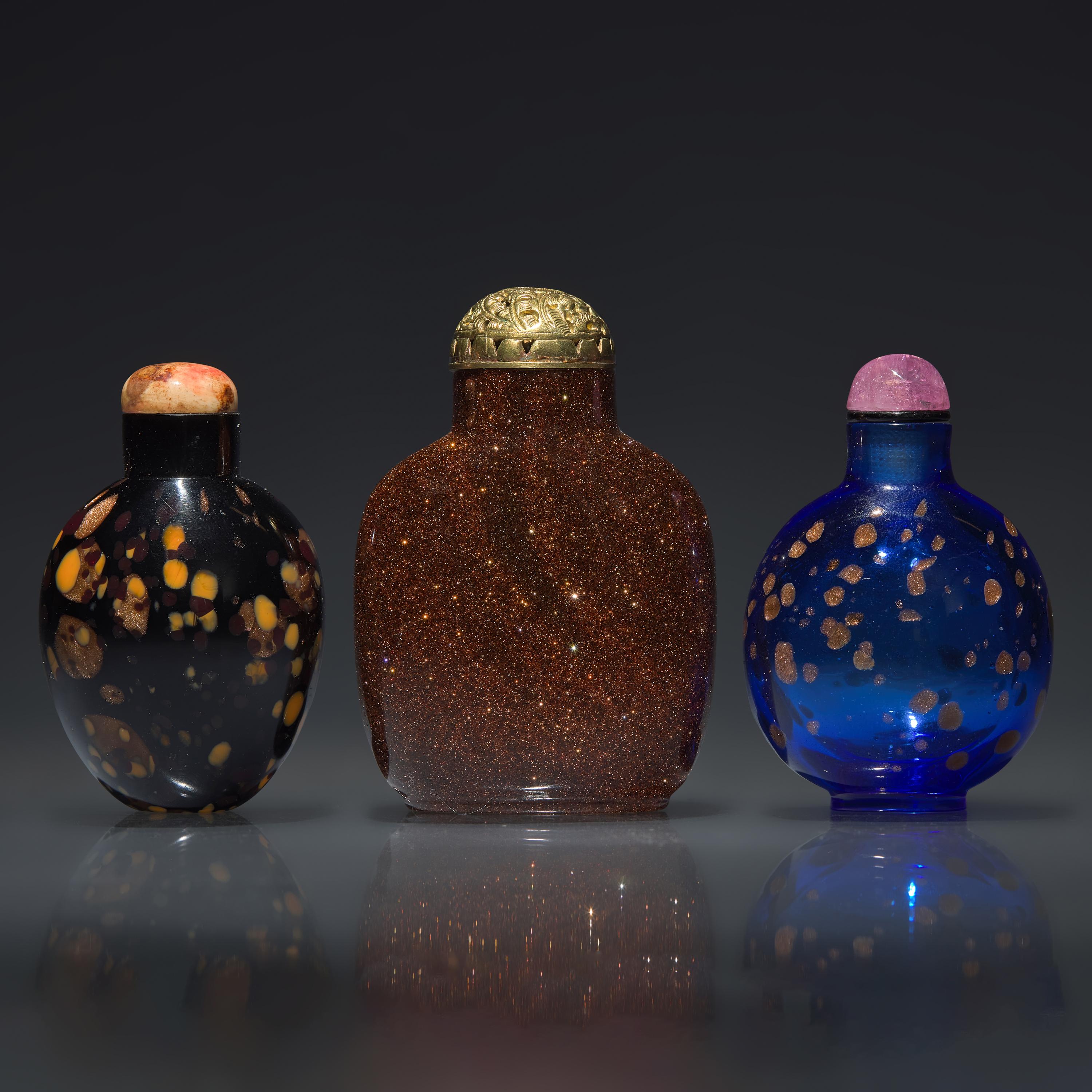 Three Chinese Glass Snuff Bottles, 18th-19th/20th Century — 清中期-民國 料器鼻煙壺三支