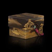 A Japanese lacquer fitted incense game box decorated with rider and attendant on a shore 日本时绘漆盒一件 Meiji period ??