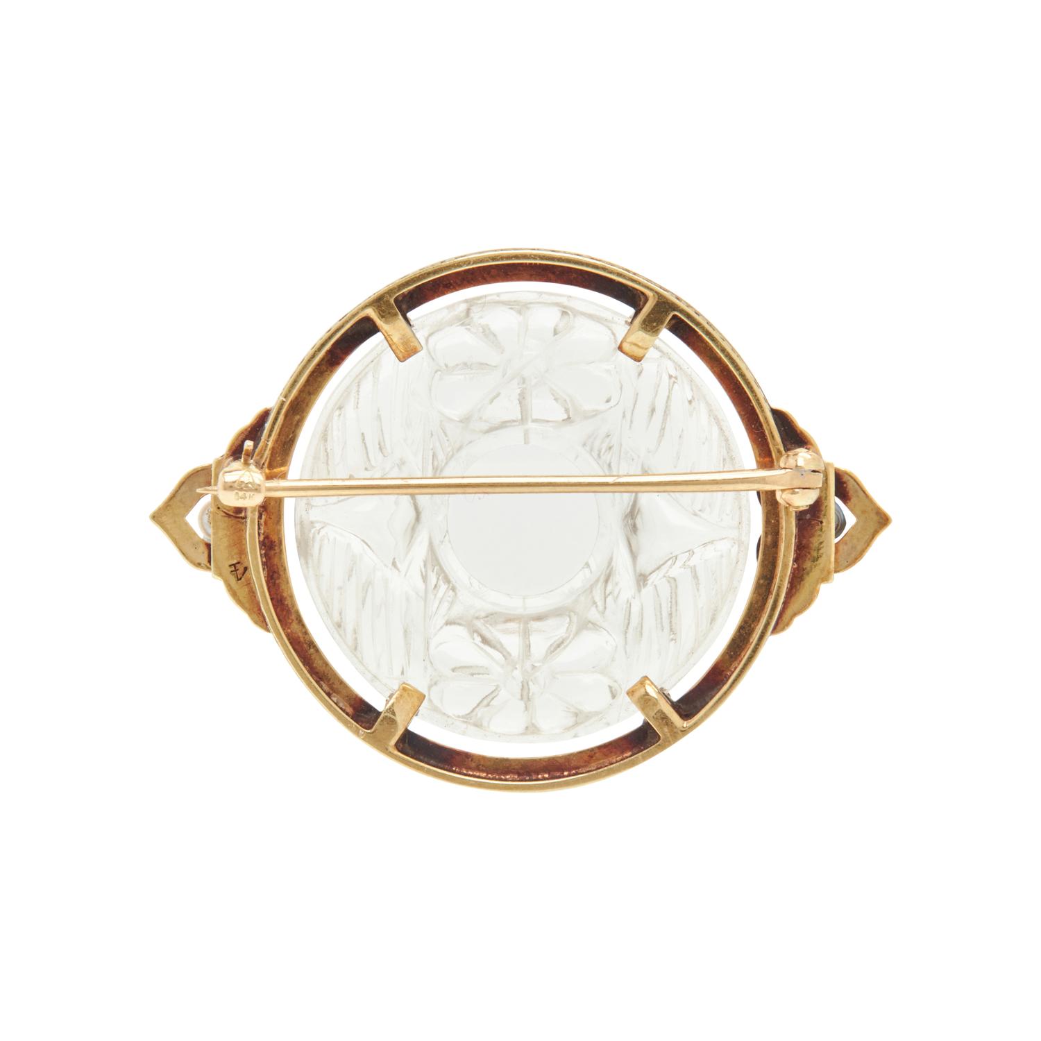 YELLOW GOLD AND CARVED ROCK CRYSTAL QUARTZ BROOCH