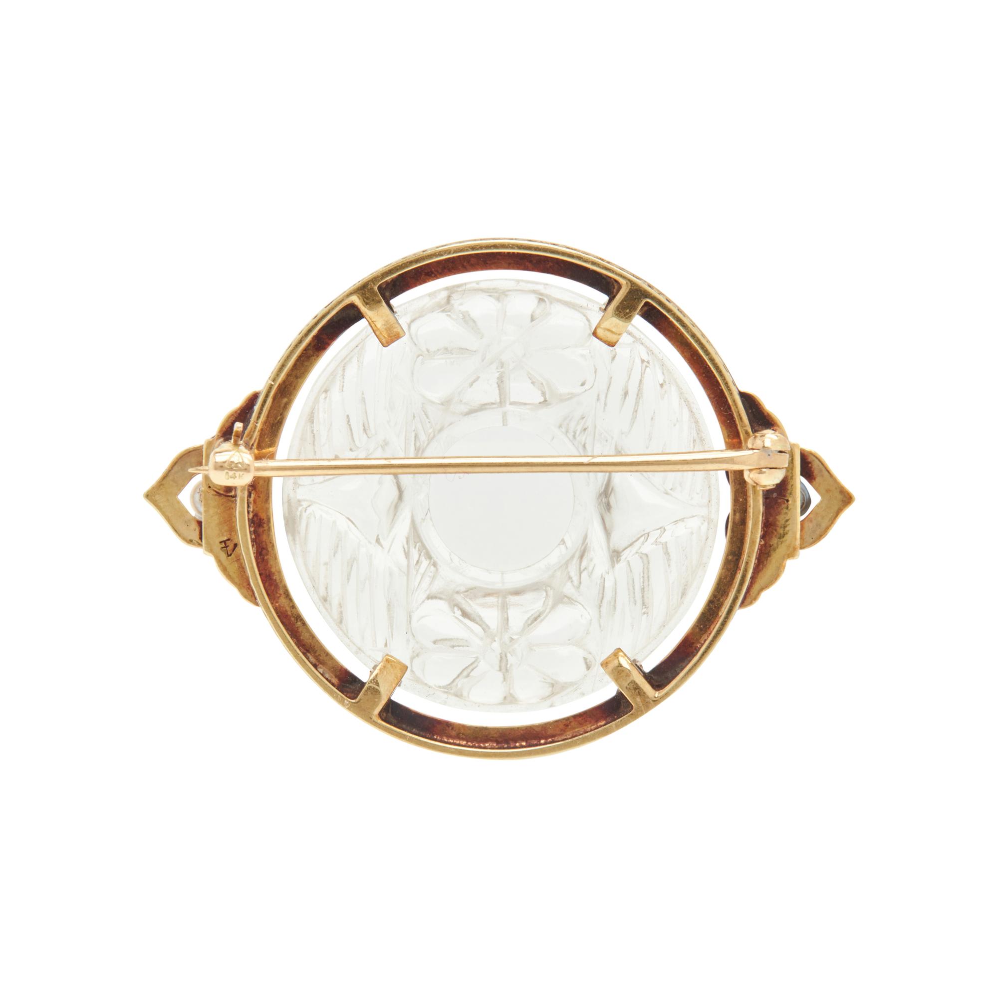 YELLOW GOLD AND CARVED ROCK CRYSTAL QUARTZ BROOCH