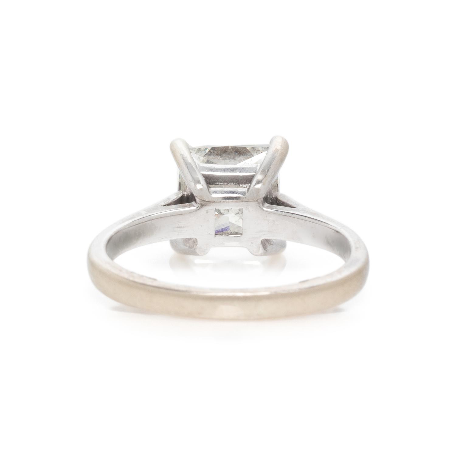 WHITE GOLD AND DIAMOND SOLITAIRE RING