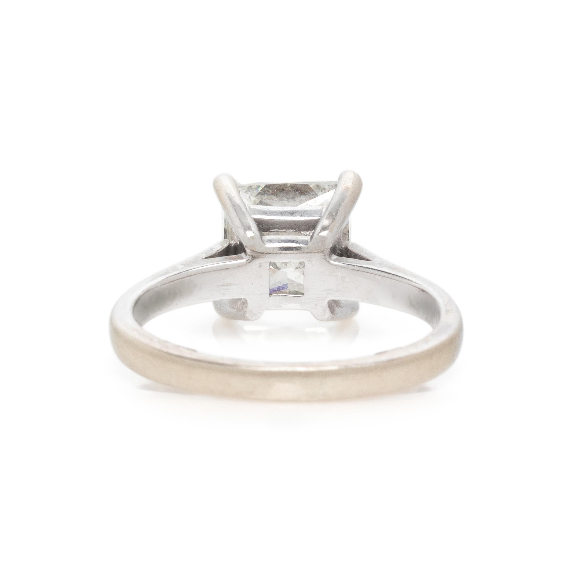 WHITE GOLD AND DIAMOND SOLITAIRE RING