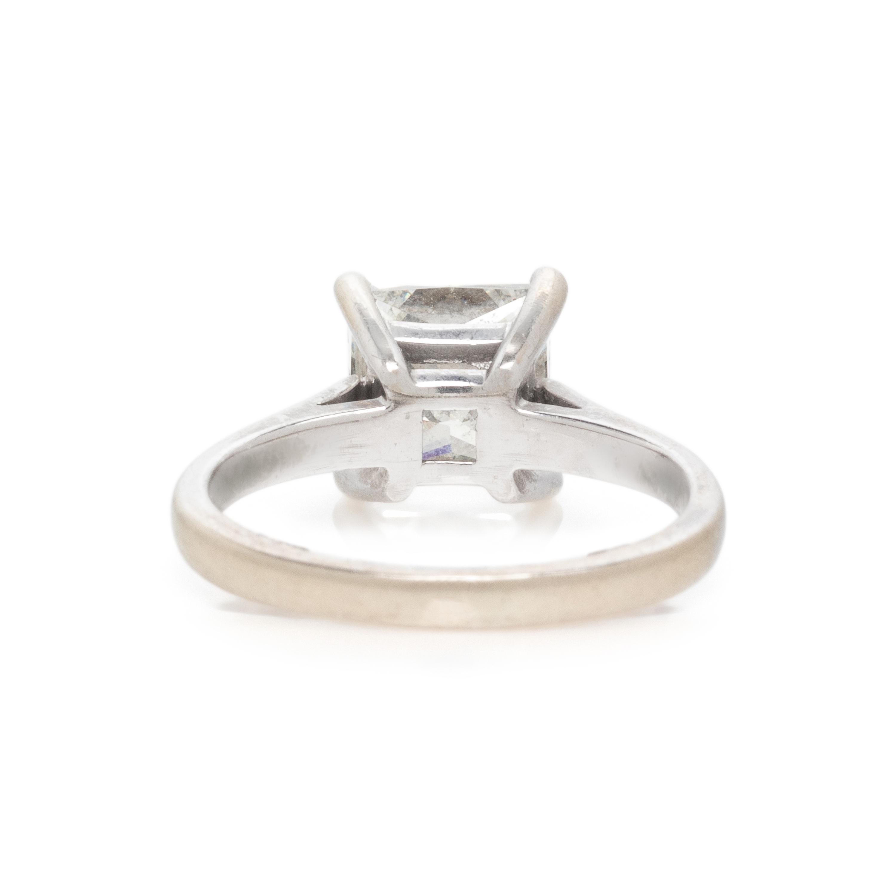 WHITE GOLD AND DIAMOND SOLITAIRE RING