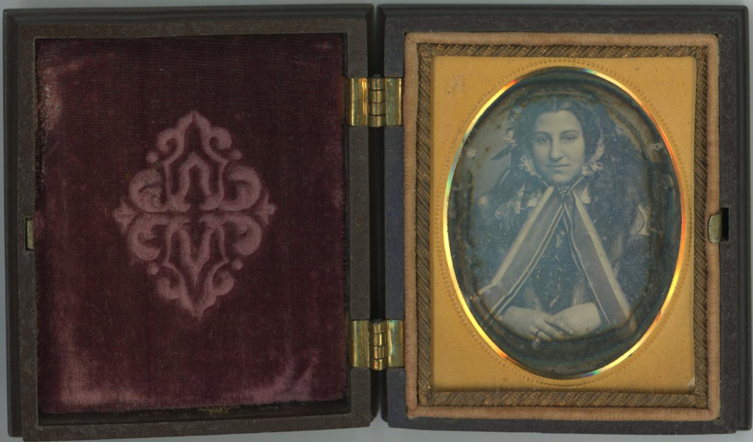 [Daguerreotype] Three Victorian Beauties